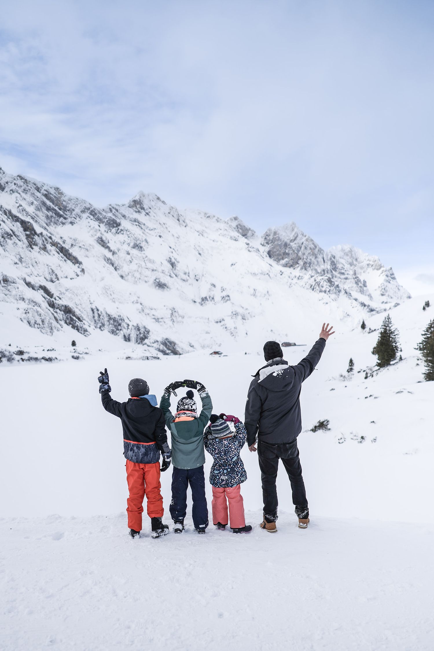 Winter family photography at Trübsee, Engelberg. Snowy mountain lifestyle portraits. Authentische Familienfotos im Schnee bei Jiyoung Hwang.