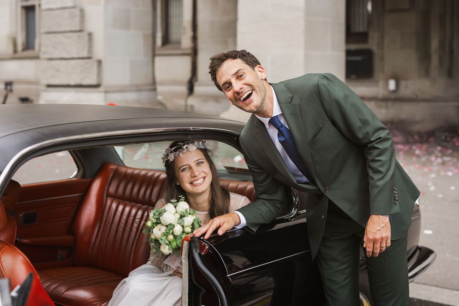 Candid wedding moments in a vintage car at Stadthaus. Stylish urban wedding Switzerland. Jiyoung Hwang Photography: Lifestyle shoot.