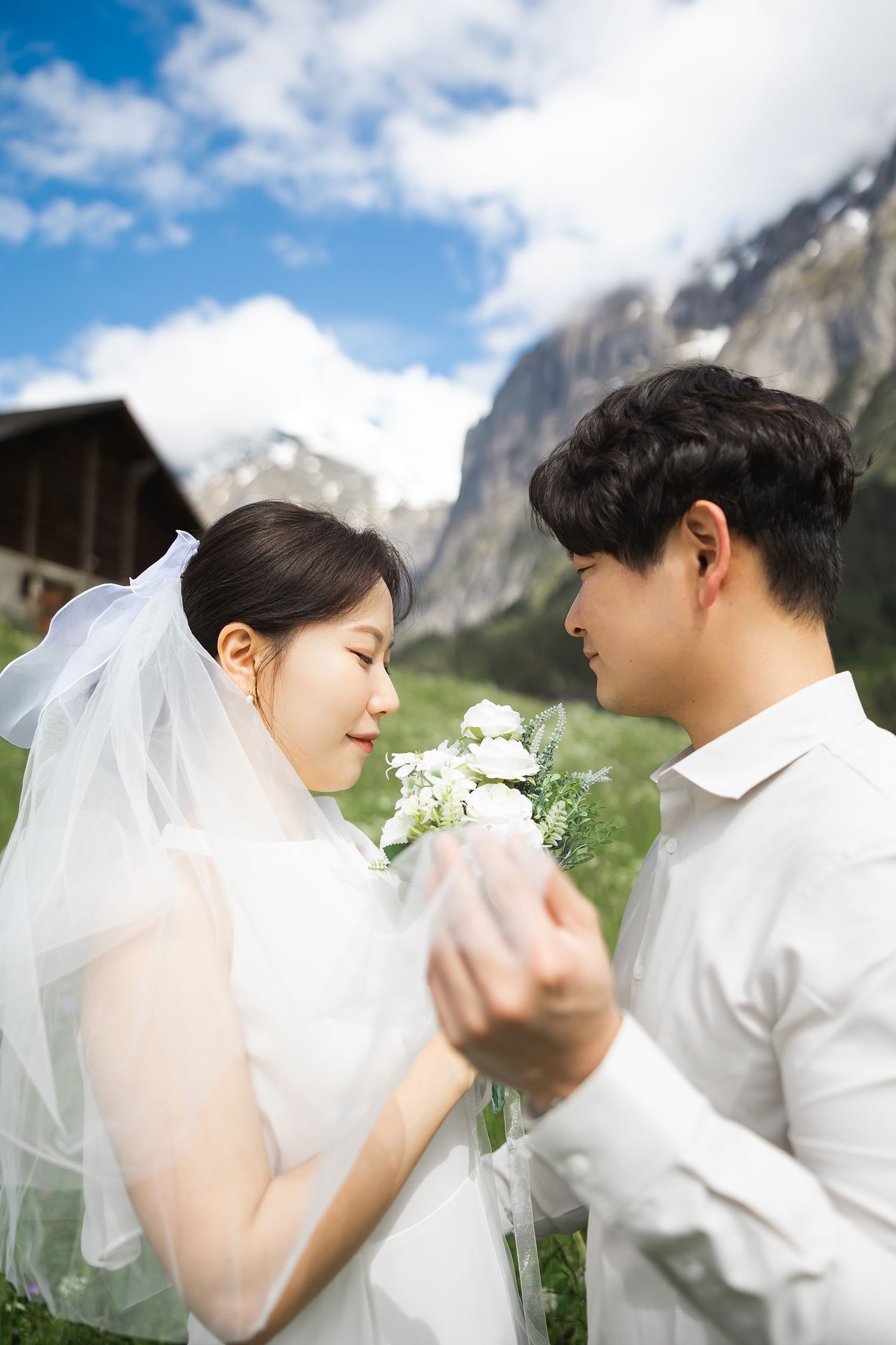 Romantic couple shoot in Grindelwald. Natural travel lifestyle photography. Authentische Paarfotos für Reisende in Grindelwald, Schweiz.