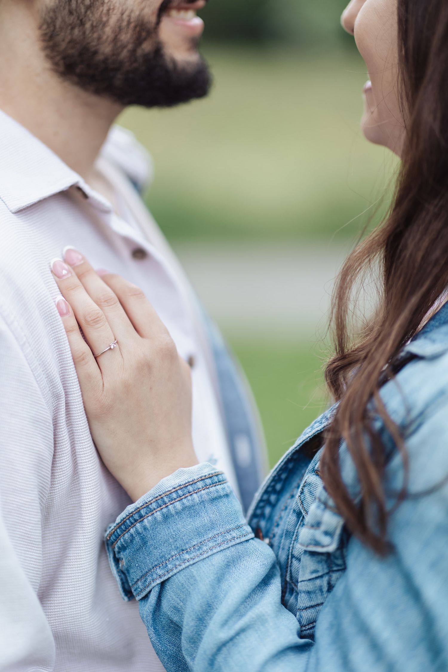 Outdoor engagement session in Zurich. Sunny lifestyle couple photography by Jiyoung Hwang. Natürliche Paarfotos, Zürich & Thalwil.