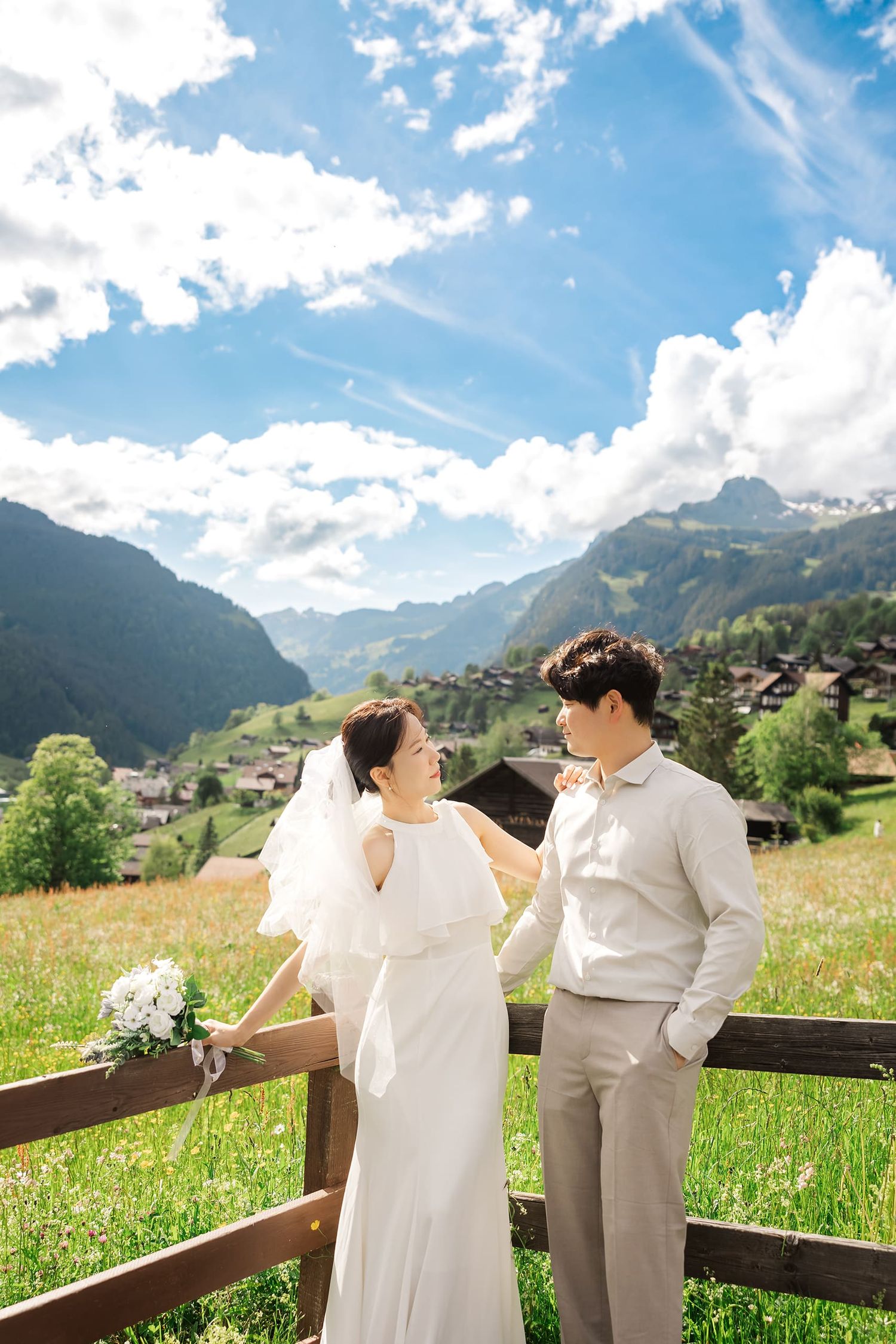 Majestic wedding shoot in Grindelwald with Eiger view. Natural lifestyle photography. Authentische Elopement-Fotografie in den Schweizer Alp