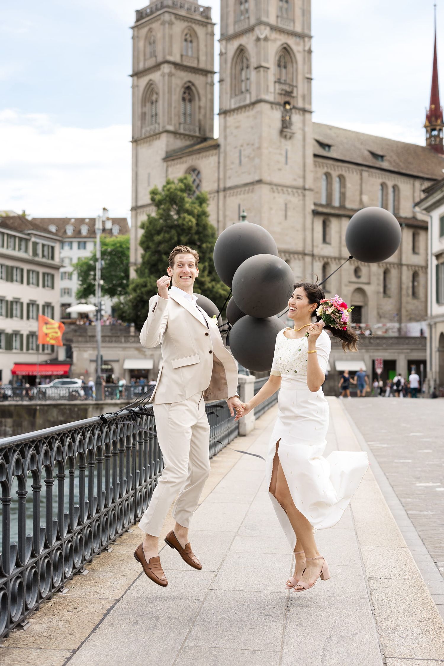 Romantic wedding portraits at Zürich Stadthaus. Natural lifestyle photography. Emotionale Paarfotos von Jiyoung Hwang Photography.