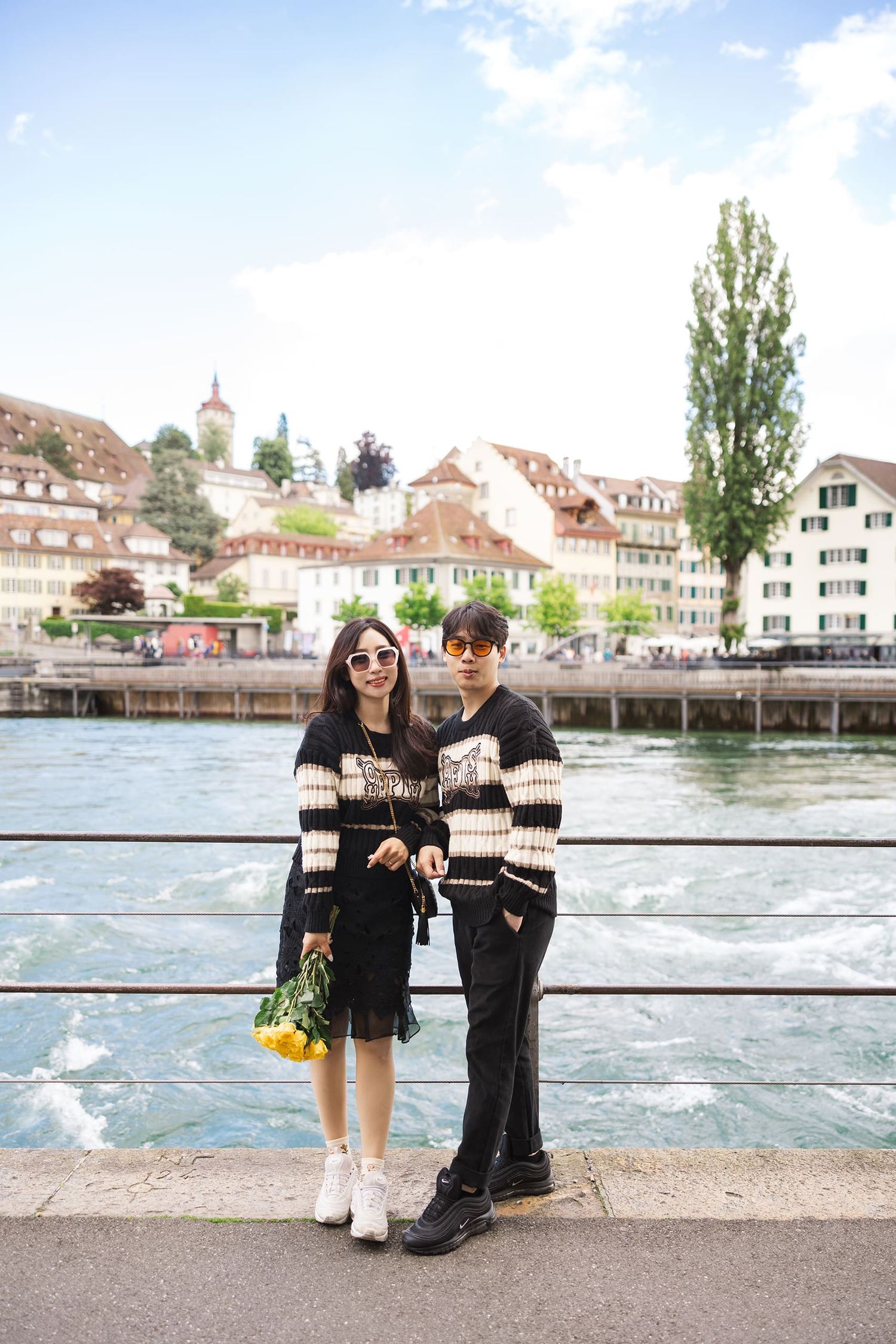 Romantic couple session in Luzern by the lake. Natural lifestyle photography. Authentische Paarfotos in Luzern von Jiyoung Hwang.