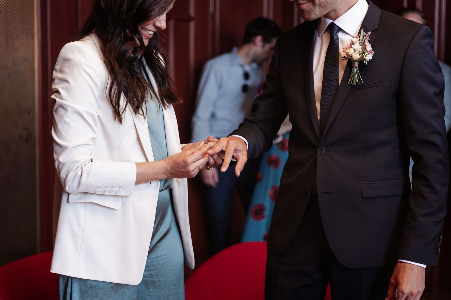 Emotional ring exchange at Standesamt Zürich. Natural lifestyle wedding ceremony. Authentische Hochzeitsreportage im Stadthaus.