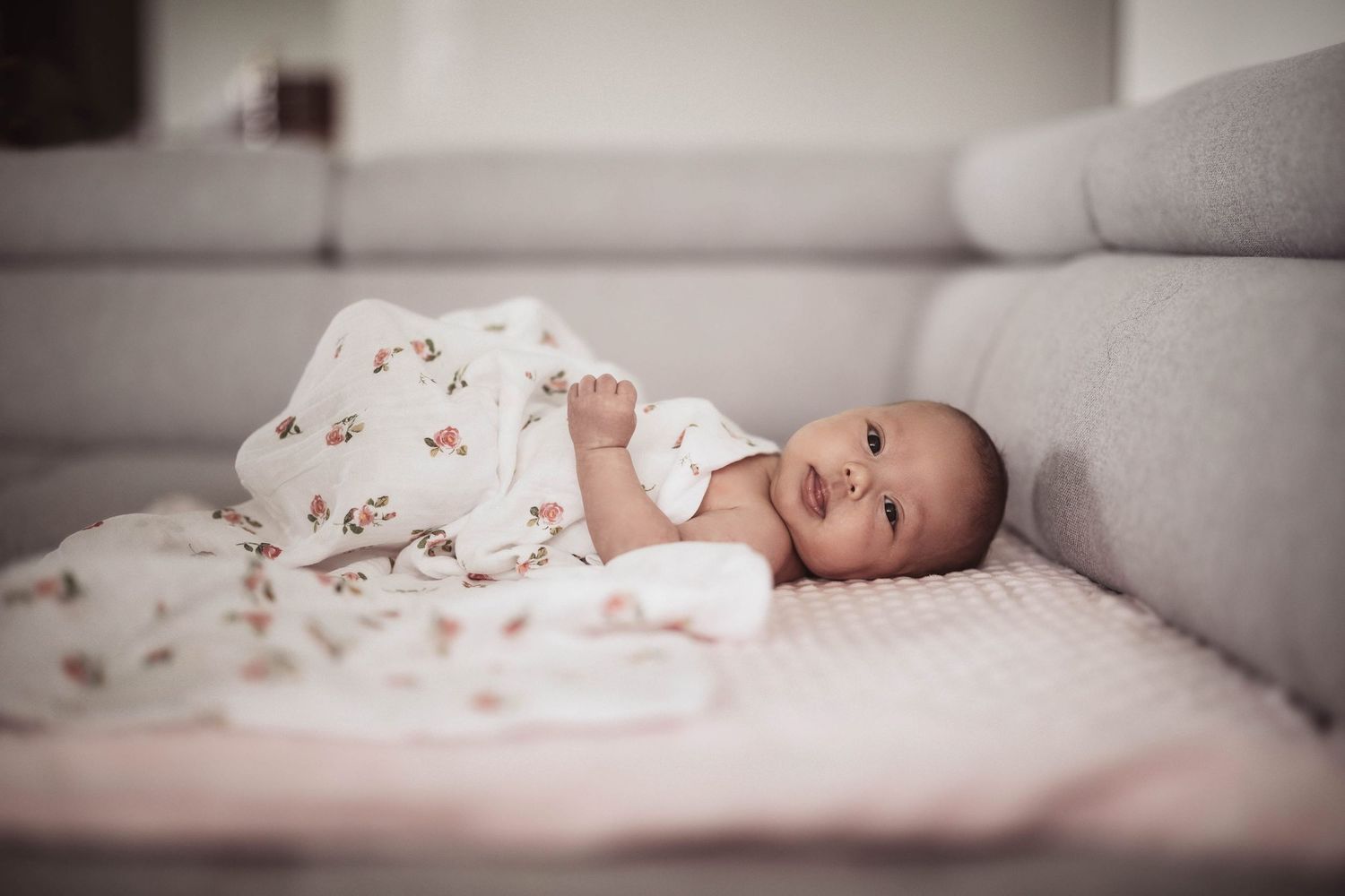 Natural newborn lifestyle photography in Thalwil. Cozy home session at Silver Coast. Authentische Newborn-Fotos in Thalwil, Zürich.