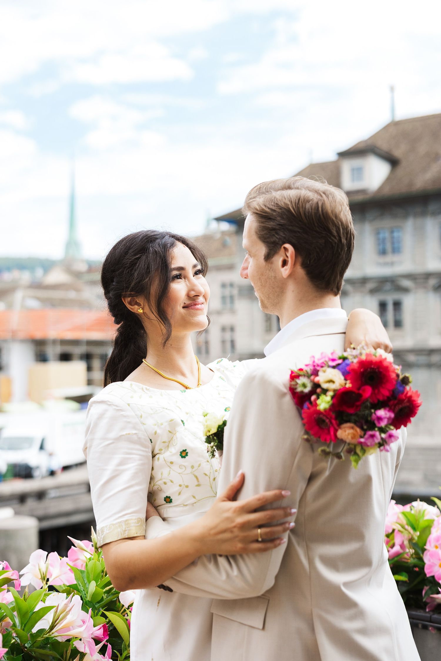 Candid wedding moments in Switzerland. Natural lifestyle photography Zurich & Thalwil. Natürliche Hochzeitsfotografie in der Schweiz.