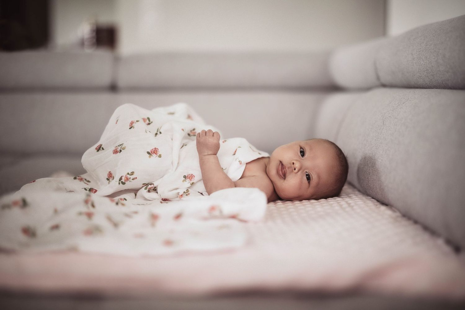 Natural newborn home session in Thalwil. Authentische Neugeborenenfotos zu Hause. Gentle lifestyle baby photography by Jiyoung Hwang.