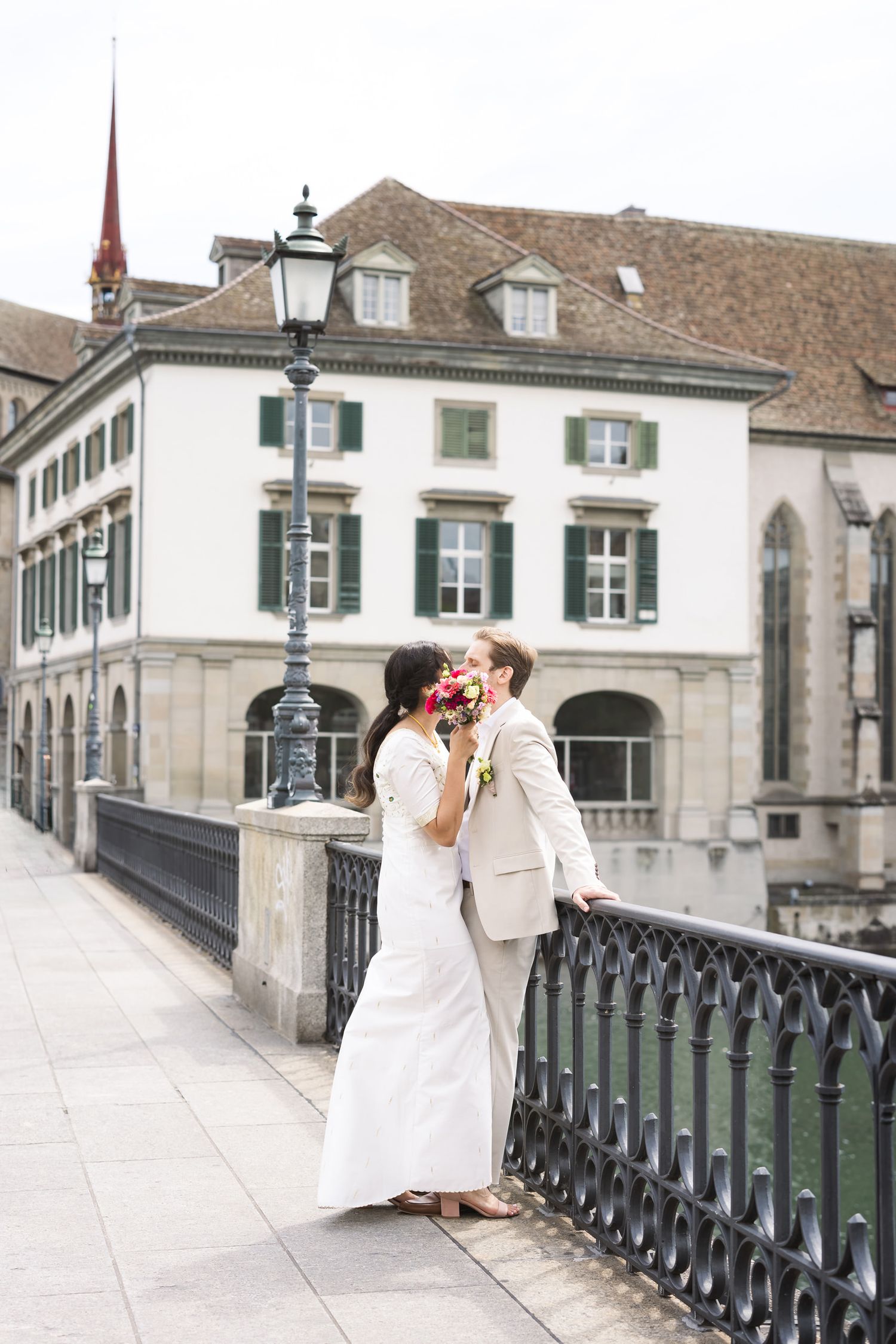 Hochzeitsshooting beim Stadthaus Zürich nach der Trauung. Civil wedding photography in Zurich city center. Jiyoung Hwang Photography