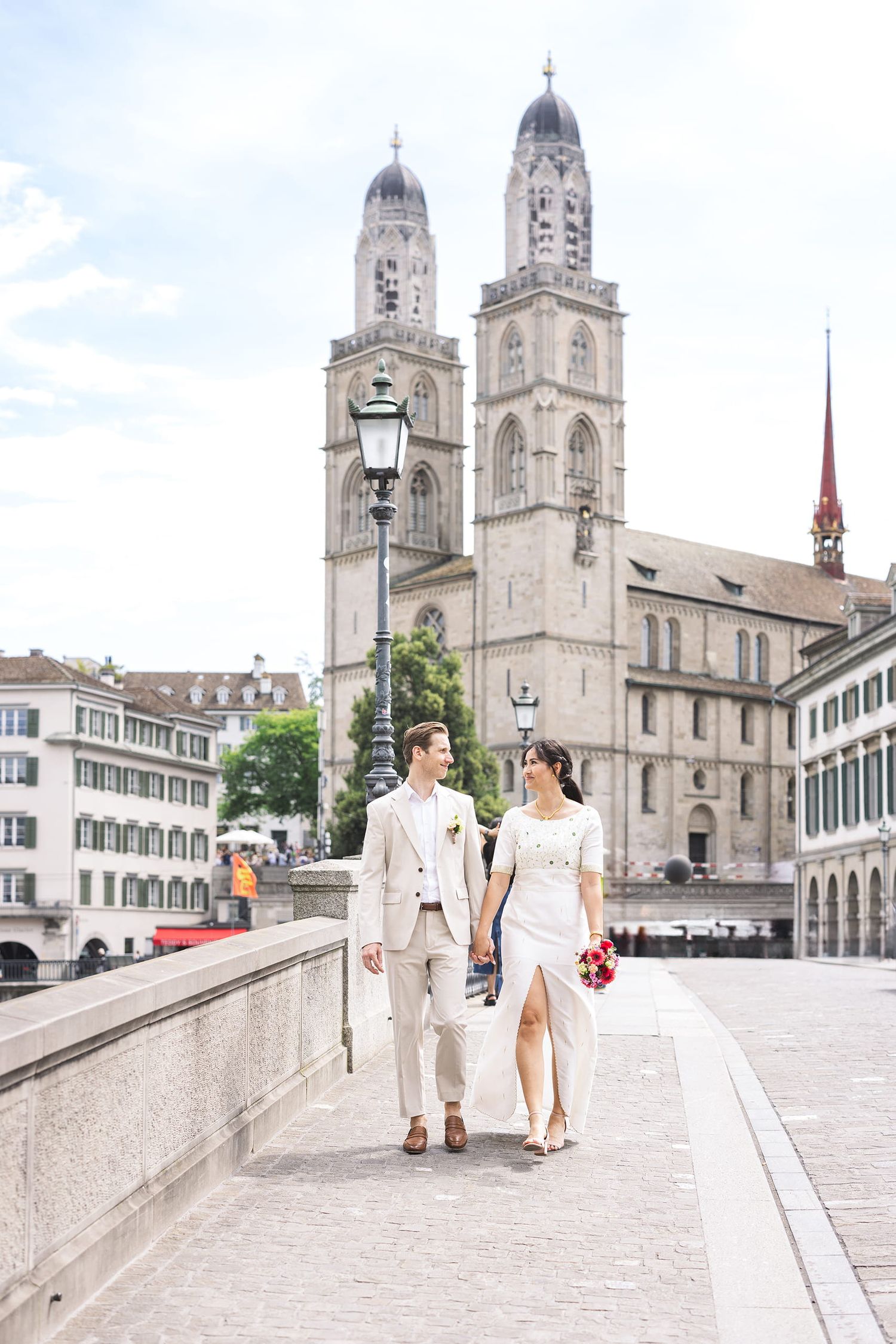 Intimate Stadthaus Zürich wedding. Candid lifestyle moments during the ceremony. Authentische Hochzeitsfotos im Standesamt Zürich.