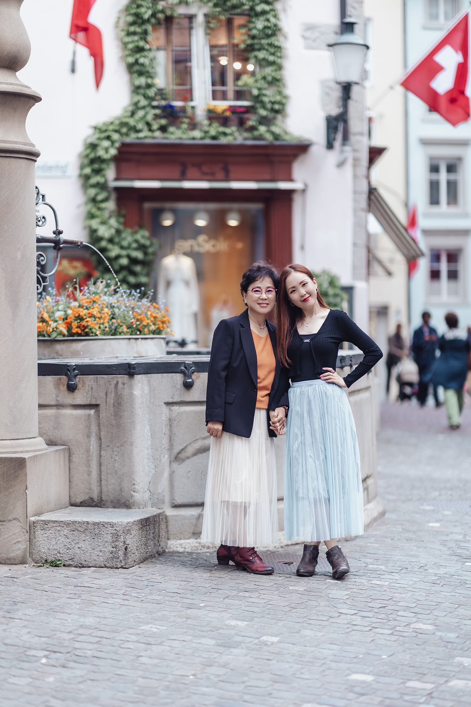 Candid family lifestyle session in Zurich. Natural moments by Jiyoung Hwang. Authentische Familienfotos von Jiyoung Hwang Photography.
