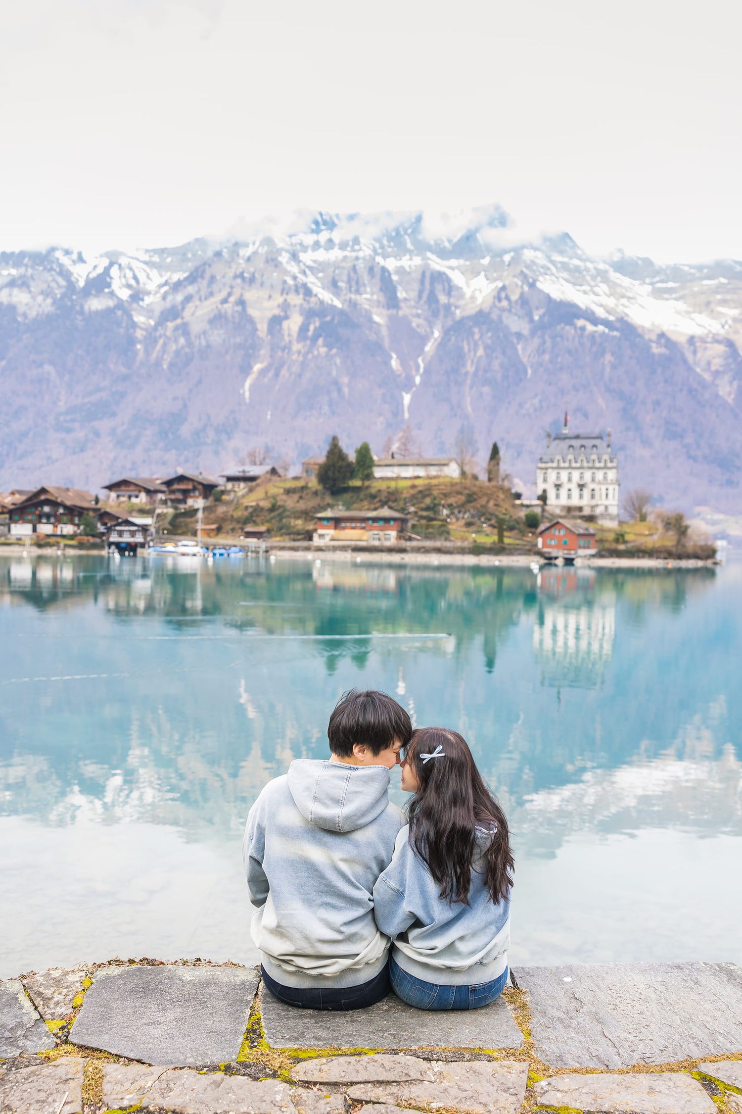Romantic couple session in Iseltwald at Lake Brienz. Natural lifestyle photography. Authentische Paarfotos am Brienzersee in Iseltwald.