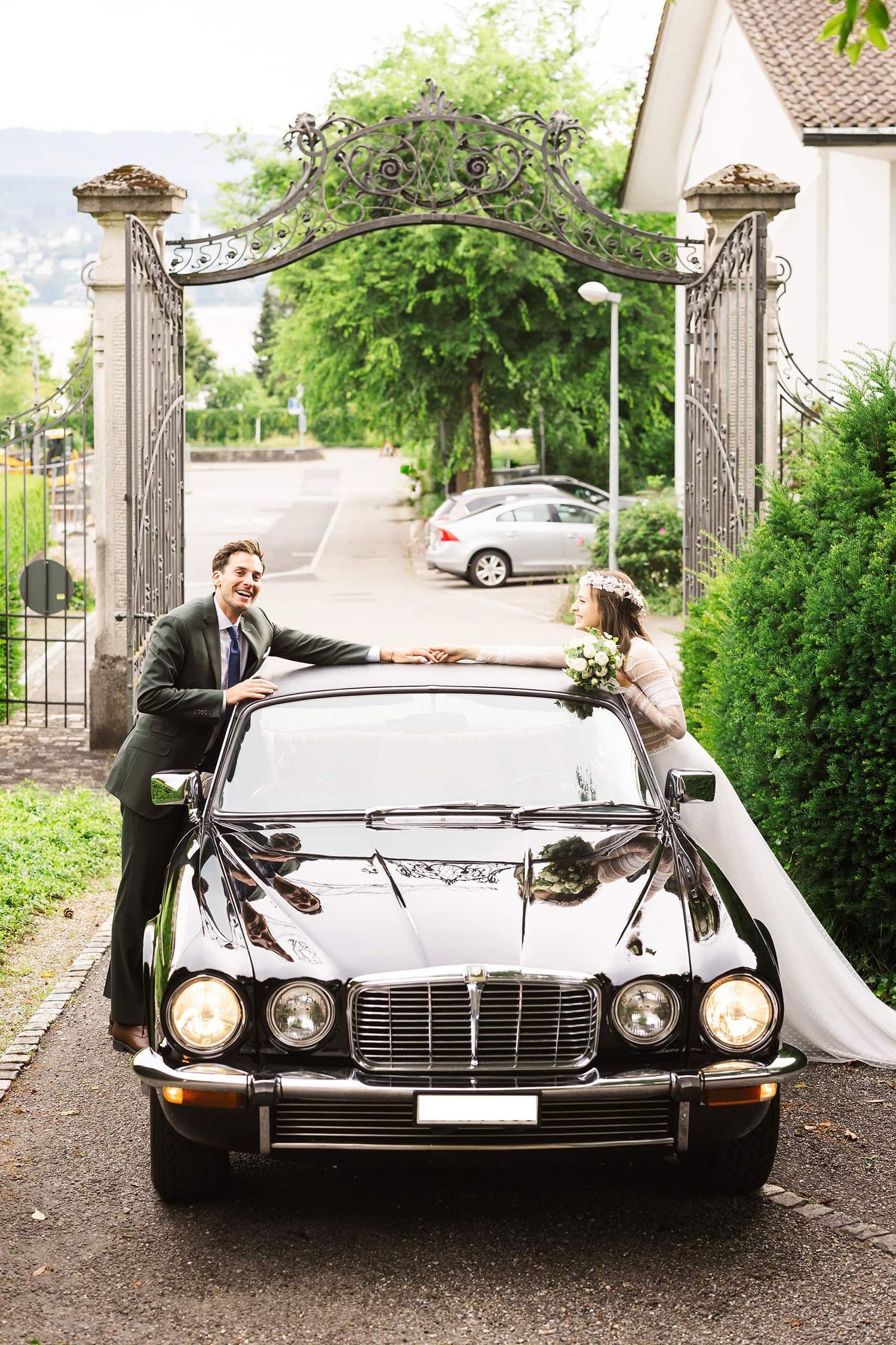 Romantic lifestyle wedding with a vintage car. Jiyoung Hwang Photography Switzerland. Emotionale Paarfotos mit Oldtimer in Zürich.
