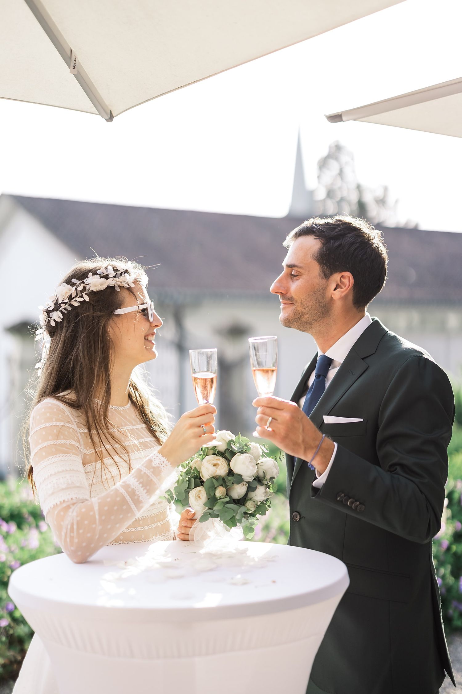 Swiss wedding photographer. Natural lifestyle photography in Thalwil & Zurich. Authentische Paarfotos in der ganzen Schweiz.