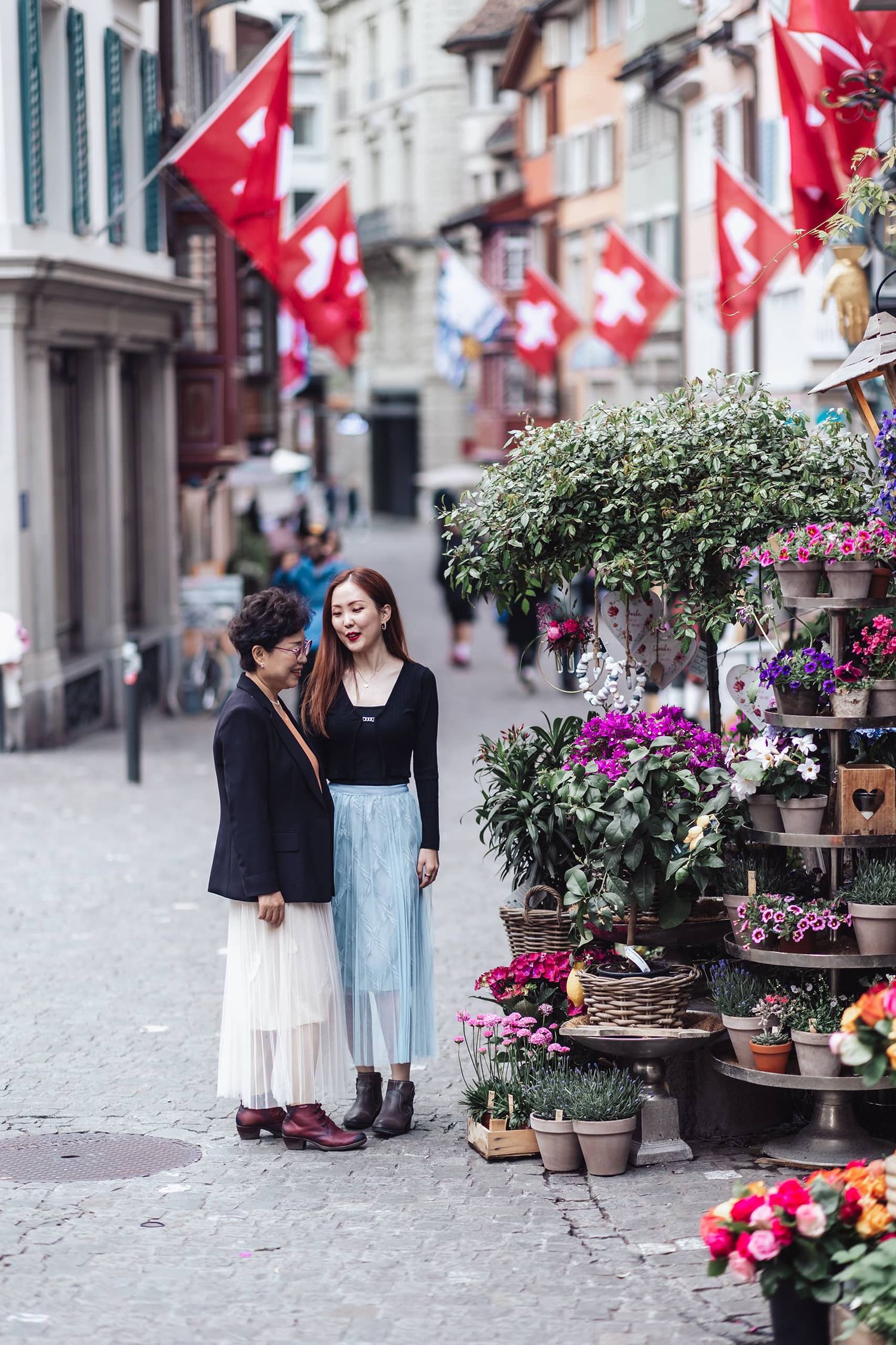 Mother and daughter session in Zurich by Jiyoung Hwang Photography. Natural family travel snap in Switzerland. Ihr Fotograf in Zürich.