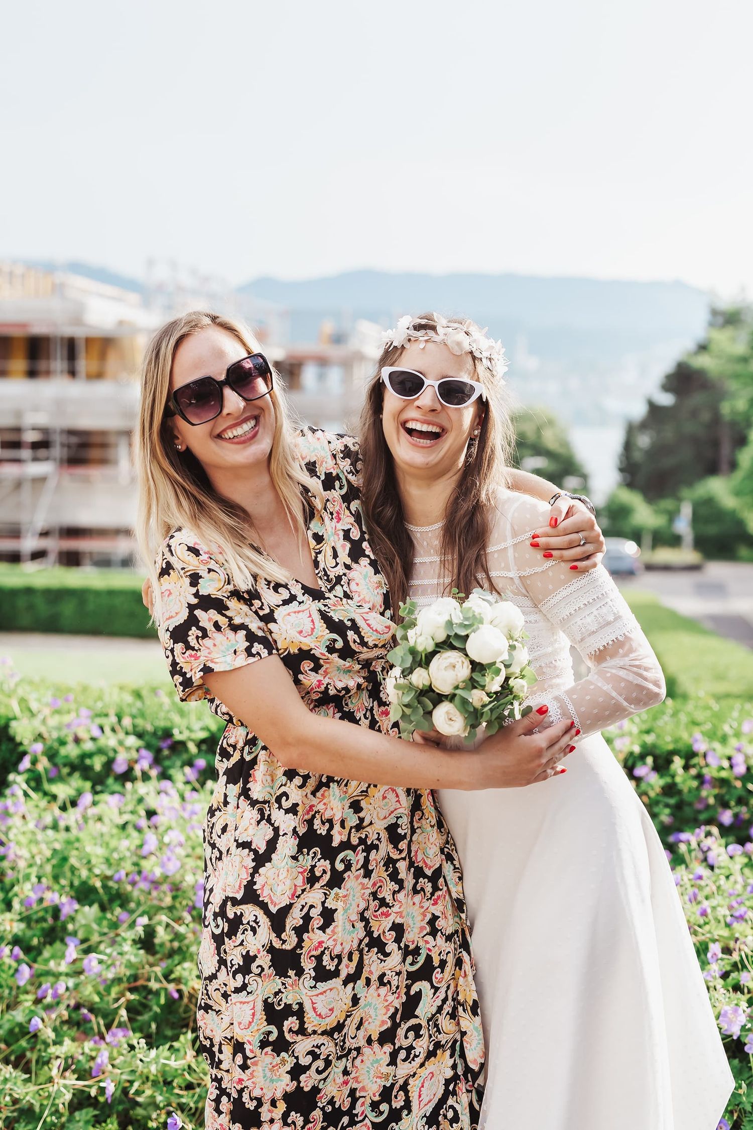 Celebrating with witnesses after the ceremony in Zurich. Lifestyle photography. Authentische Hochzeitsreportage: Brautpaar & Trauzeugen.