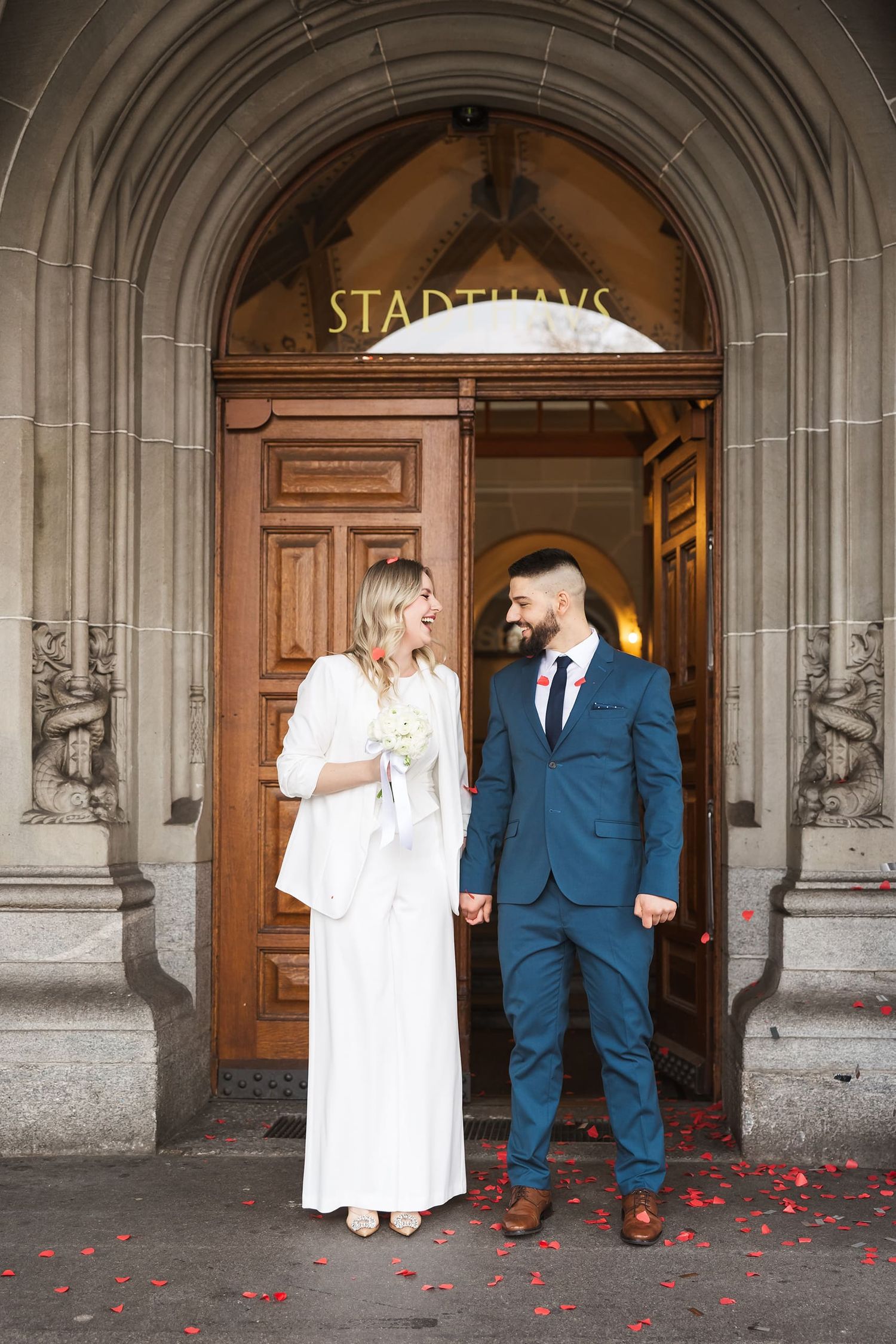Just married couple leaving Stadthaus Zürich. Candid lifestyle photography. Glückliches Brautpaar vor dem Stadthaus Zürich City.