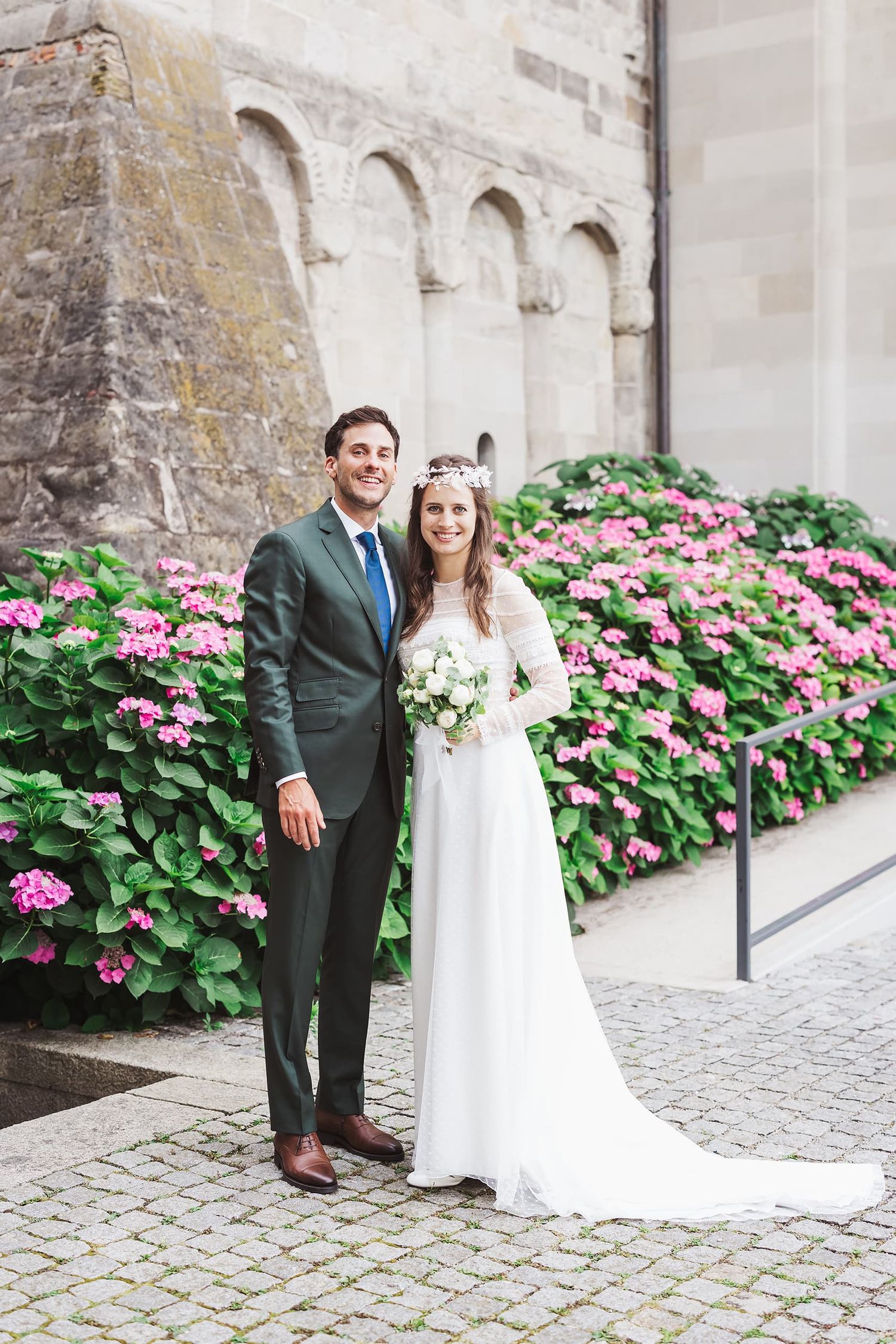 Romantic wedding portraits at Zürich Stadthaus. Natural lifestyle photography. Emotionale Paarfotos von Jiyoung Hwang Photography.