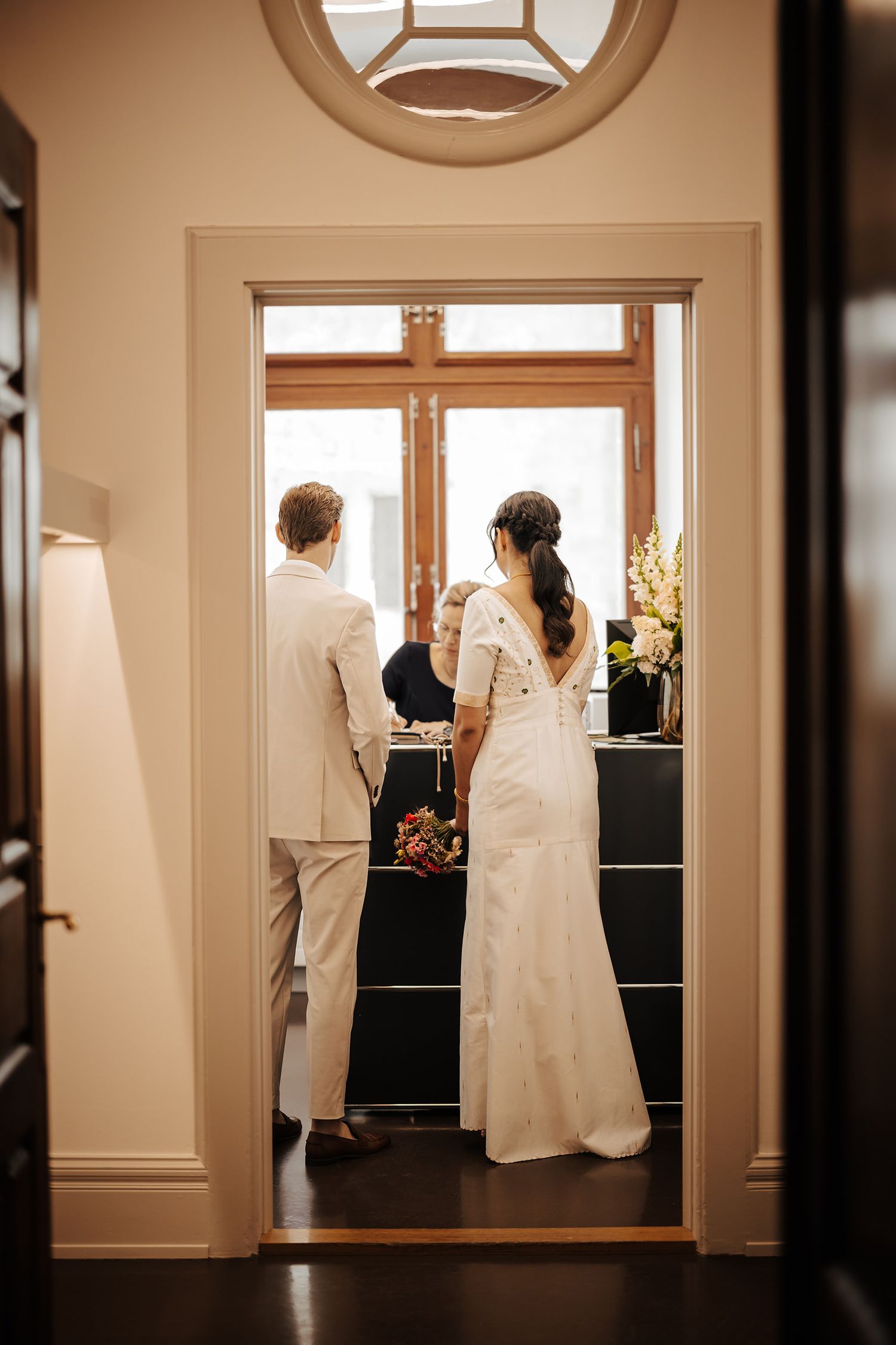 Chic urban wedding at Zürich City Hall. Candid lifestyle couple portraits. Natürliche Paarfotos am Standesamt Zürich Stadthaus.