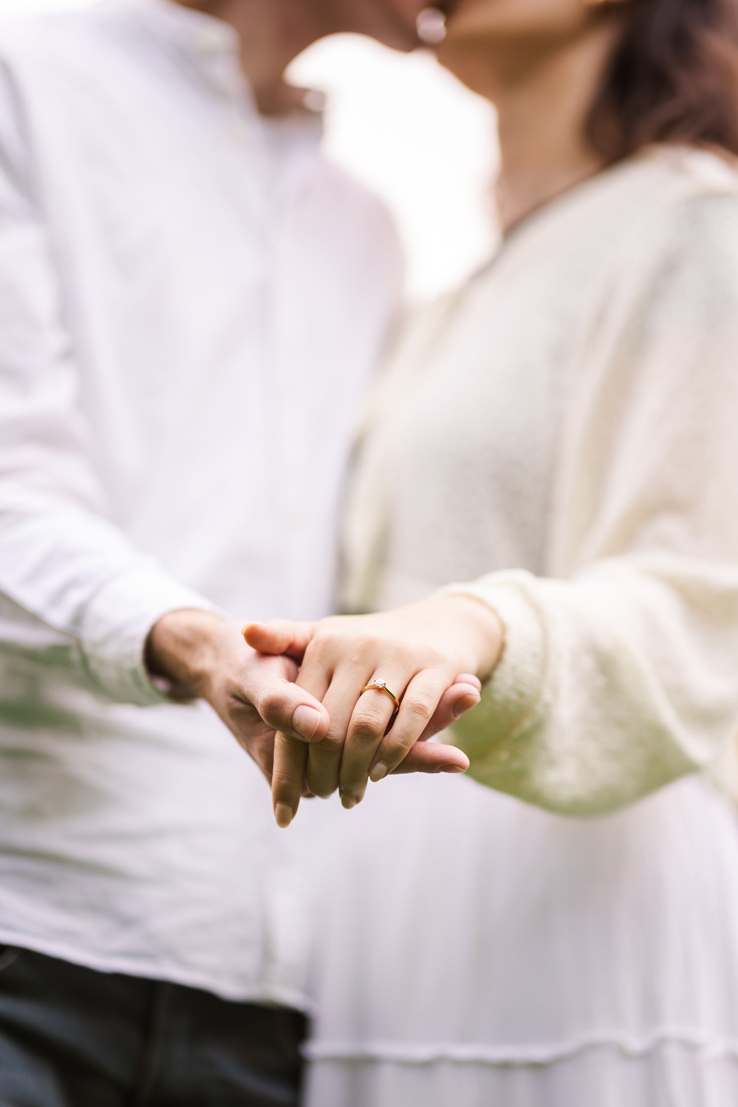 Elegant wedding rings detail. Natural lifestyle wedding photography. Authentische Detailaufnahme der Eheringe von Jiyoung Hwang.