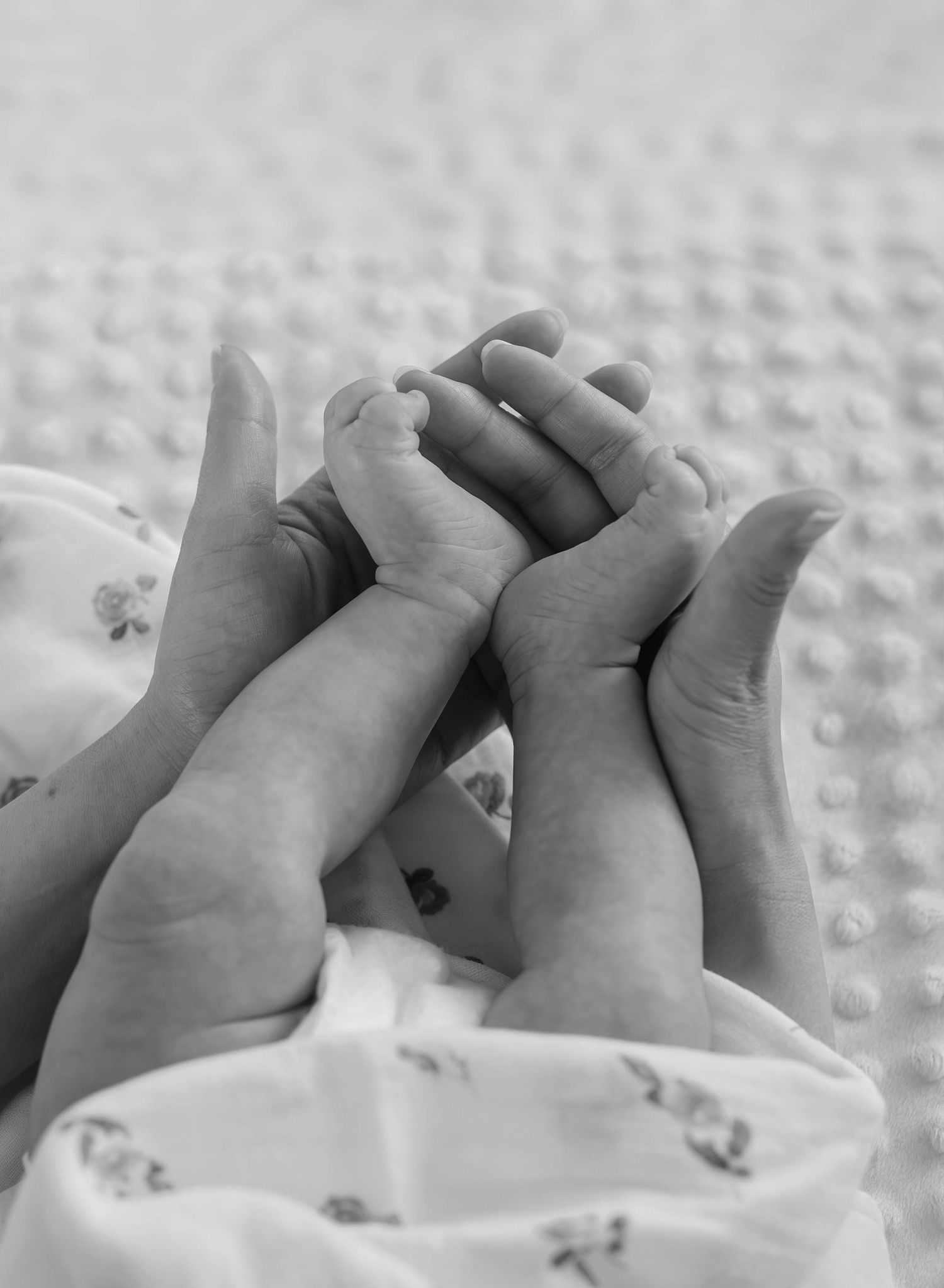 Lifestyle newborn photography in Thalwil & Zurich. Jiyoung Hwang Photography captures tiny baby details. Natürliche Babyfotografie am Zürich