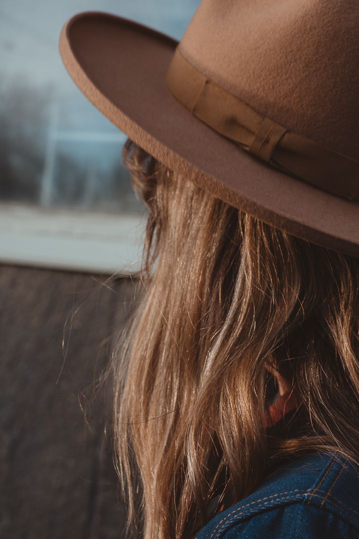 Detaljbild på en brun cowboy hat.