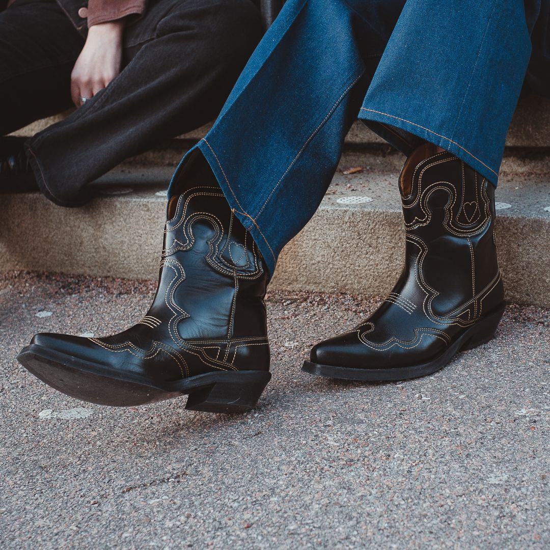 detaljbild på ett par cowboy boots