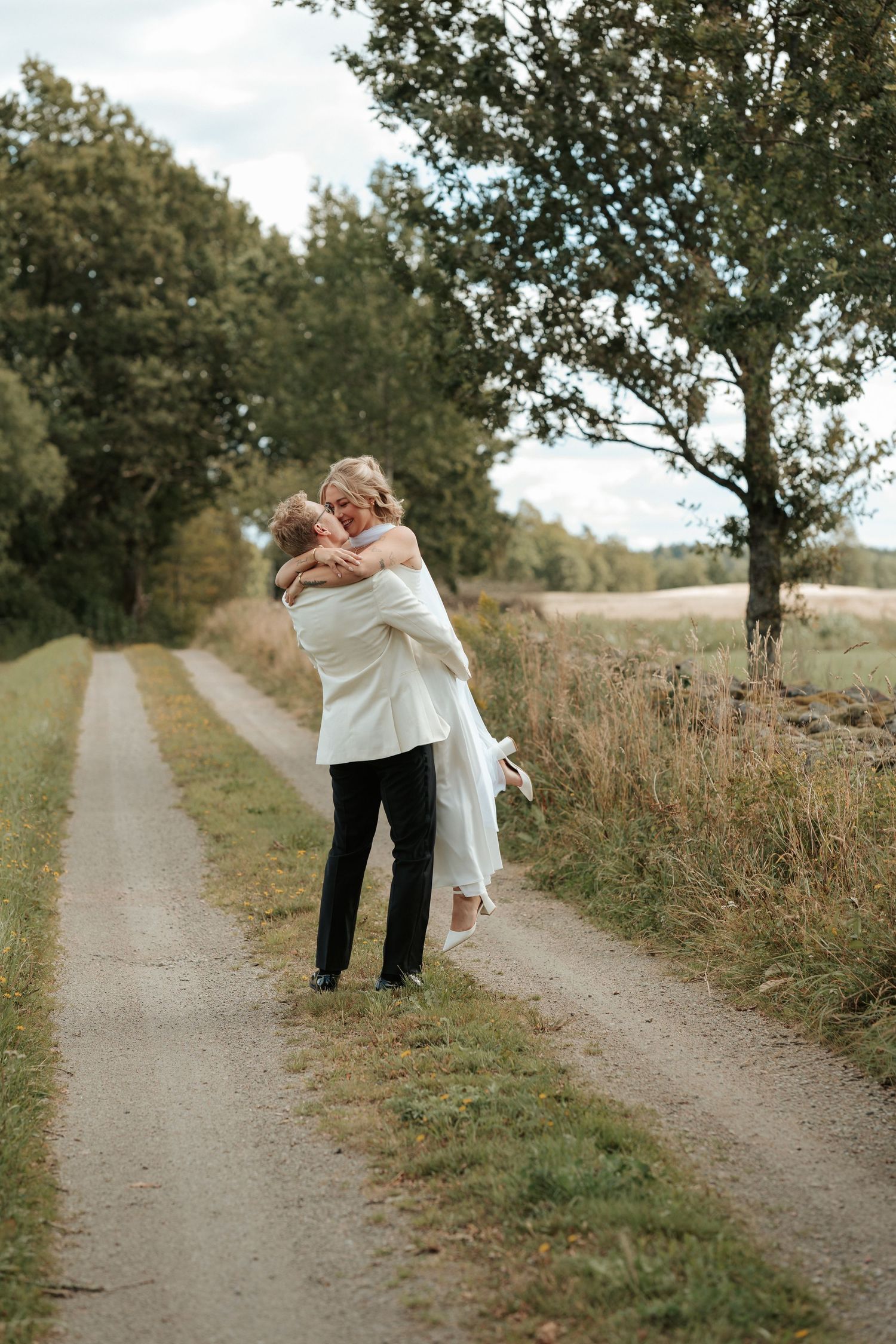 Brudpar i en romatisk lantlig miljö, där brudgummen lyter upp och snurrar runt bruden.