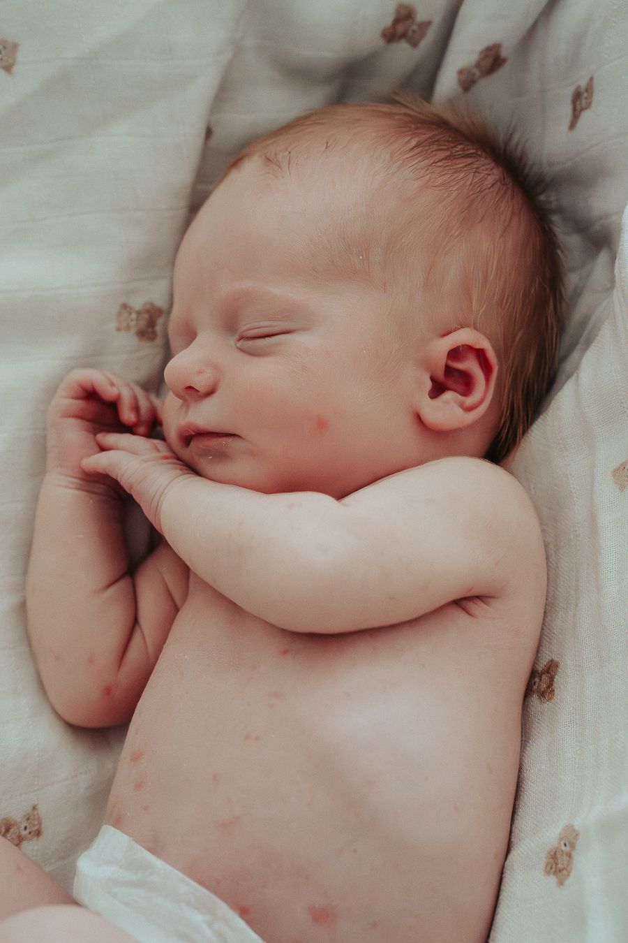 En nyfödd bebis som ligger och sover