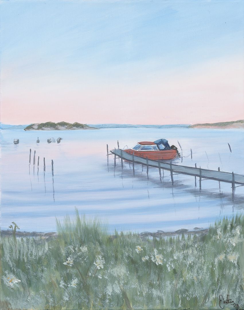 En bild på en tavla från Onsala fjorden. Man ser havet och en brygga, längst ut på bryggan ligger en röd båt förtöjd