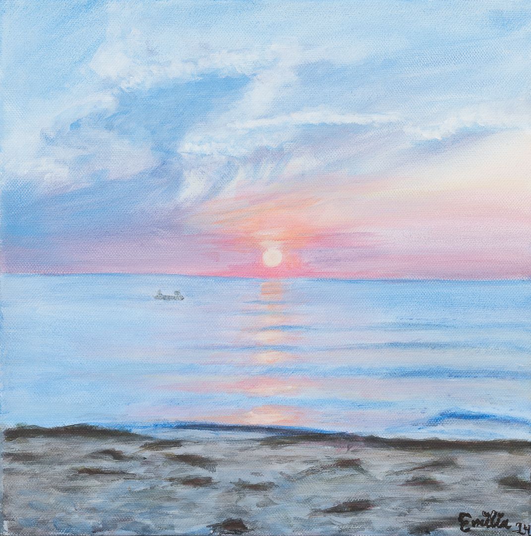 En bild på en tavla som avspeglar en solnedgång vid havet