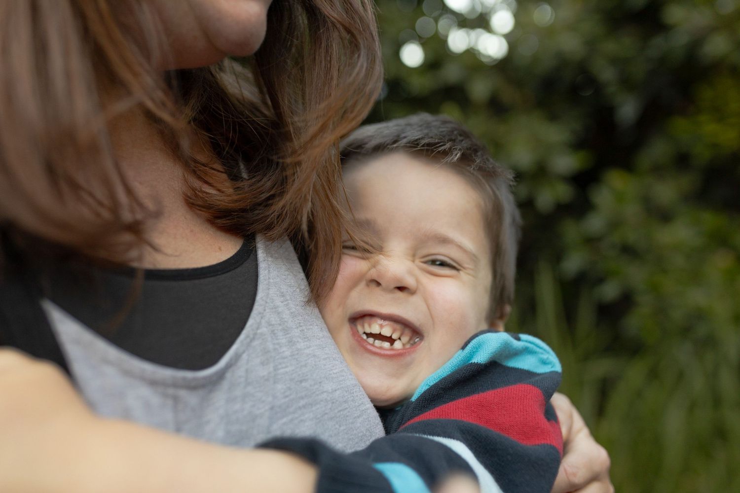 At home maternity session toddler big smile tight hug Moonee Ponds  Melb Vic