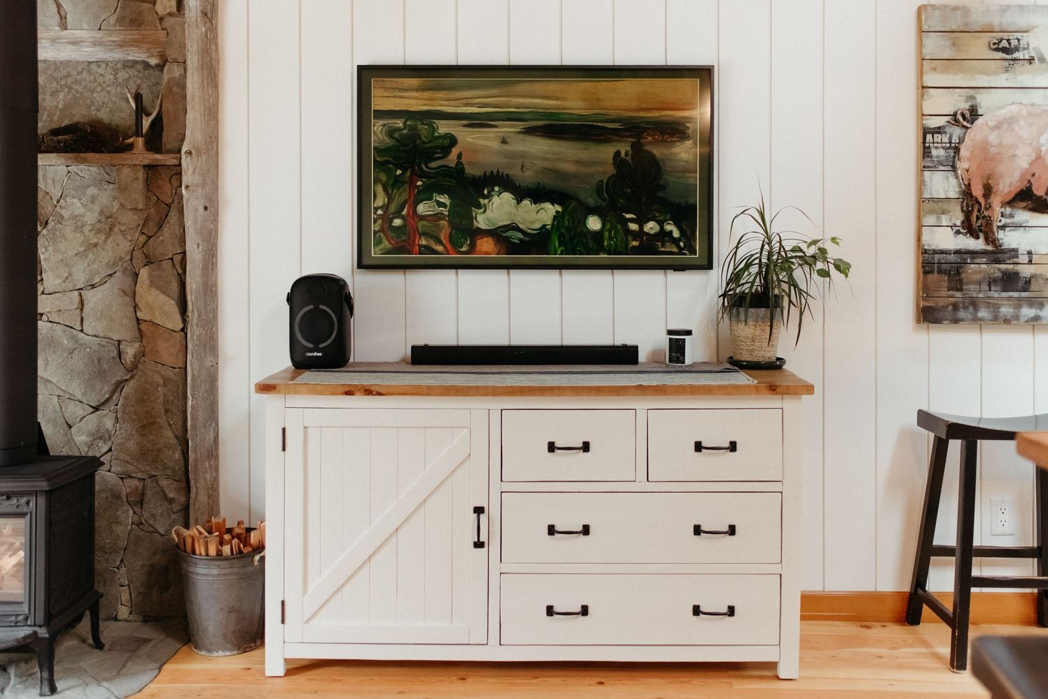 farm style living room at the wild plum cottage in salt spring island