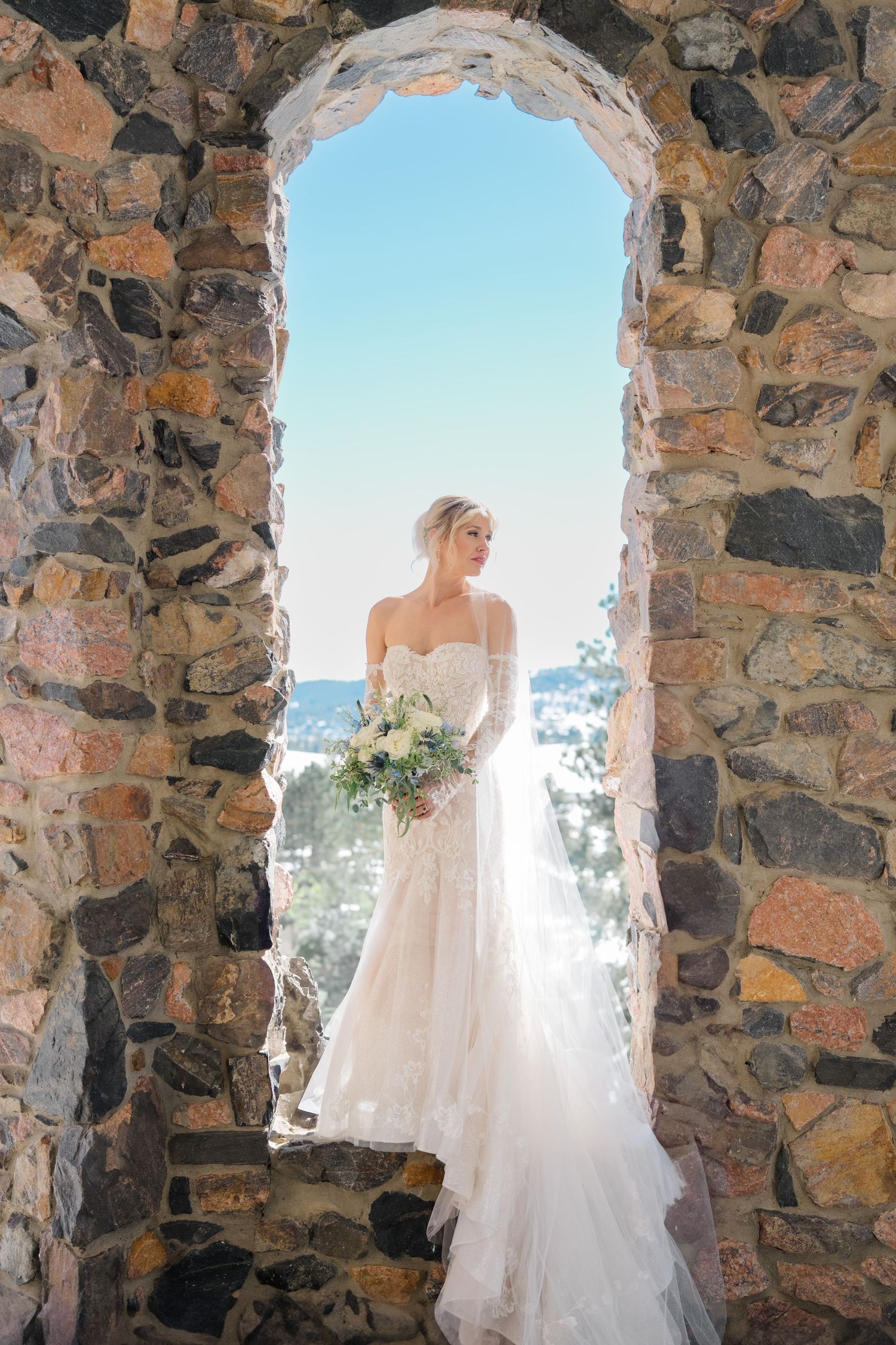 bride and groom wedding mount vernon canyon club archway