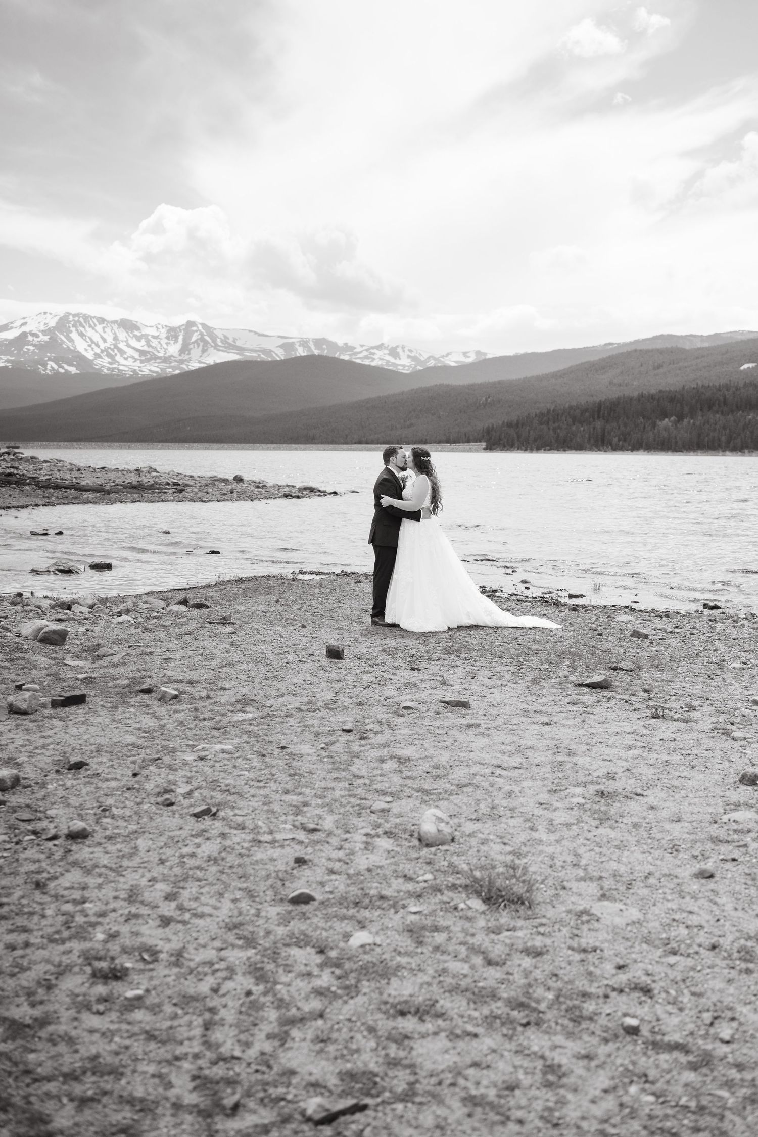 couple kissing in the mountains