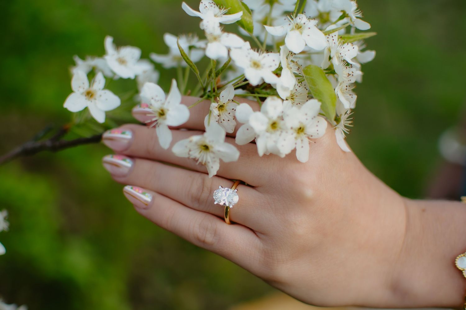 Elegant engagement ring photo — a sparkling symbol of love and commitment, perfectly captured to showcase its brilliance and timeless beauty
