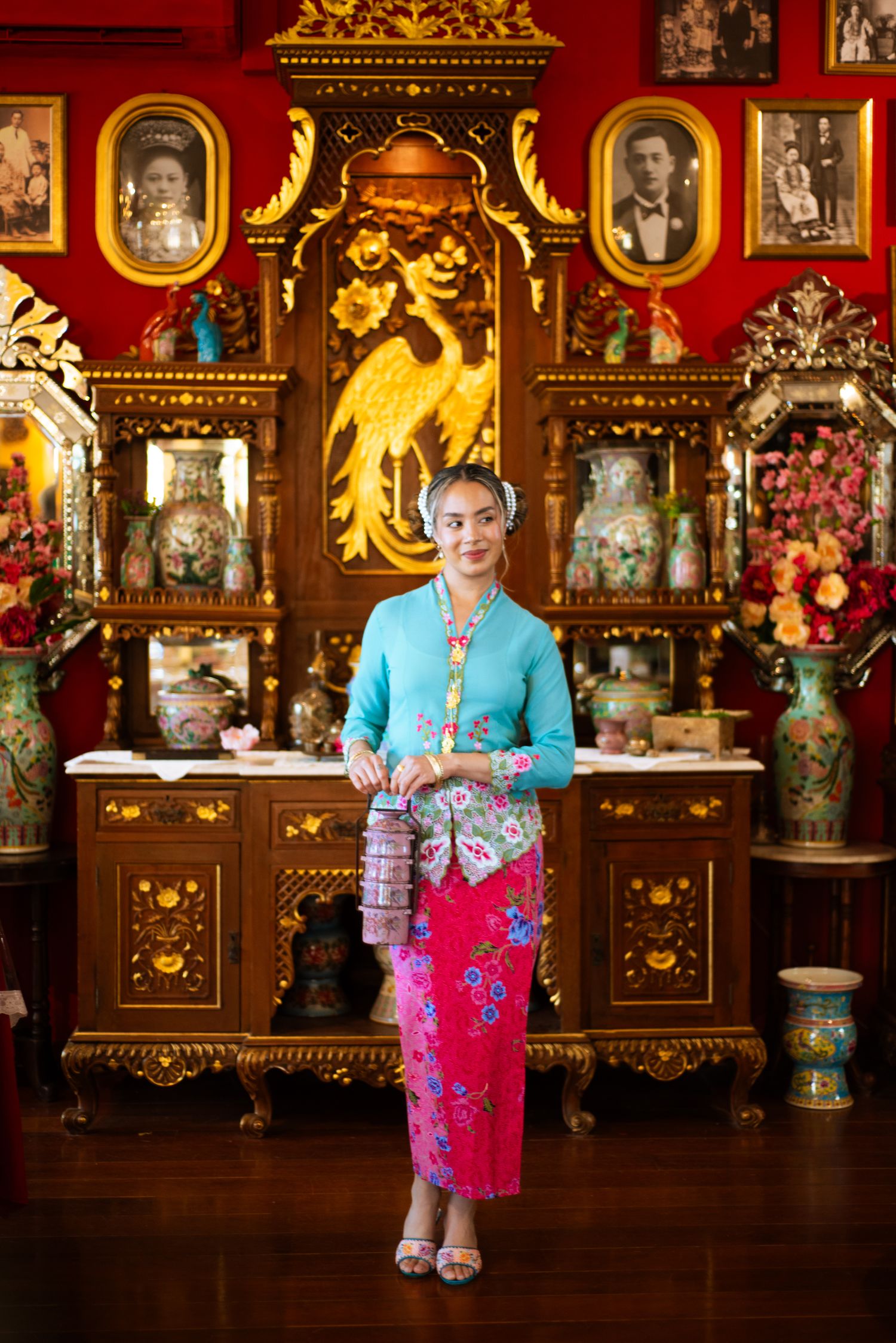 Four sequential photos show a person in traditional Thai clothing posing against an ornate backdrop with antique furniture.
