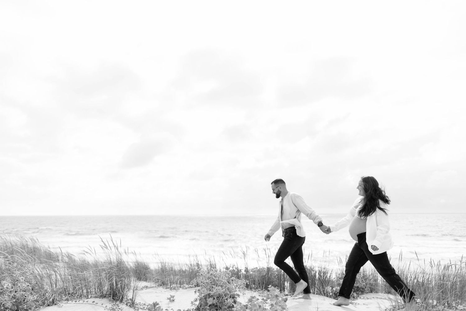 Séance photo couple romantique et naturelle à la plage du Grand Crohot, photographie élégante et lumineuse, séance photos grossesse