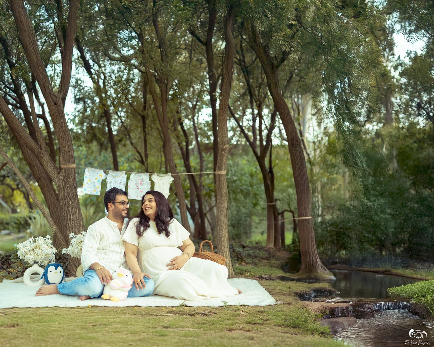 People relaxing under trees in a park during a professional wedding photography session with multiple scenic shots.