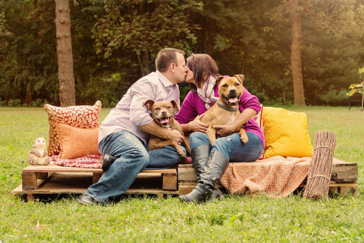 Relaxed outdoor family photos with cozy pillows and blankets.