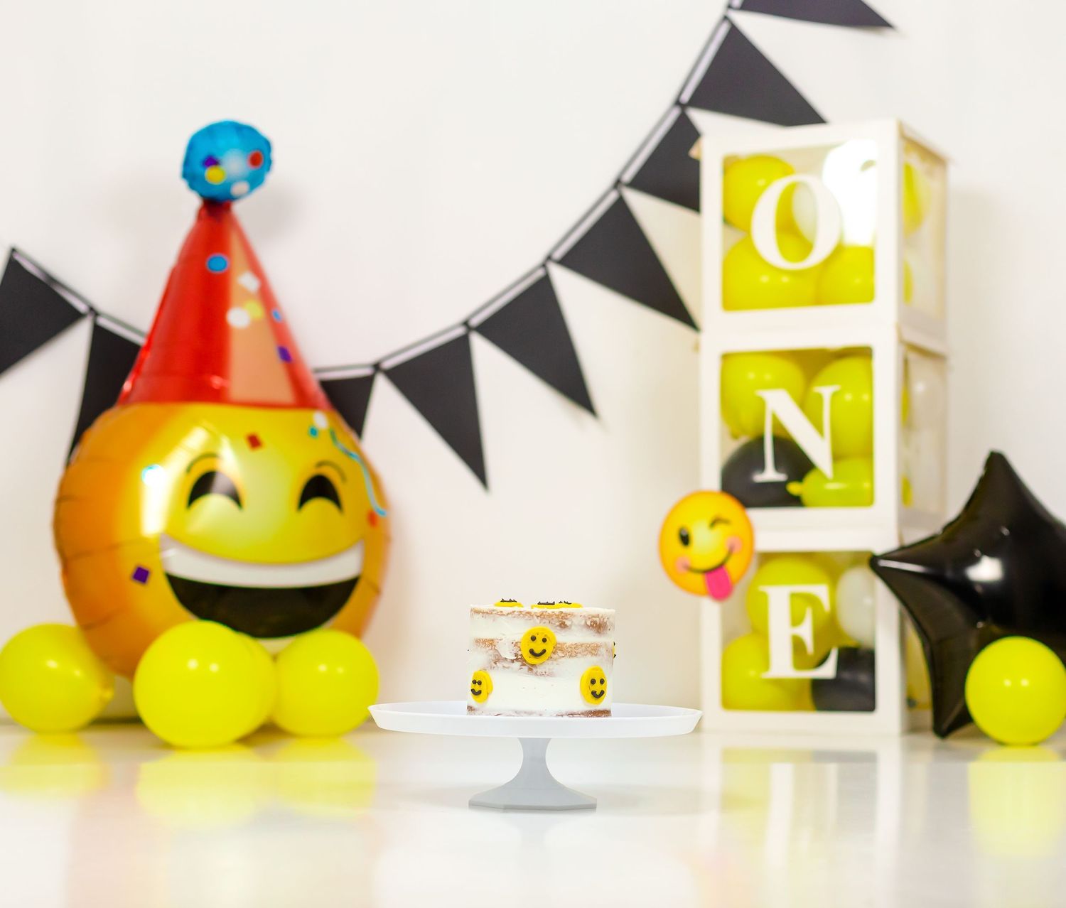 Kingston Cake Smash Photographer | Kingston Cake Smash Photography | Belleville Cake Smash Photographer | Brockville Cake Smash Photographer