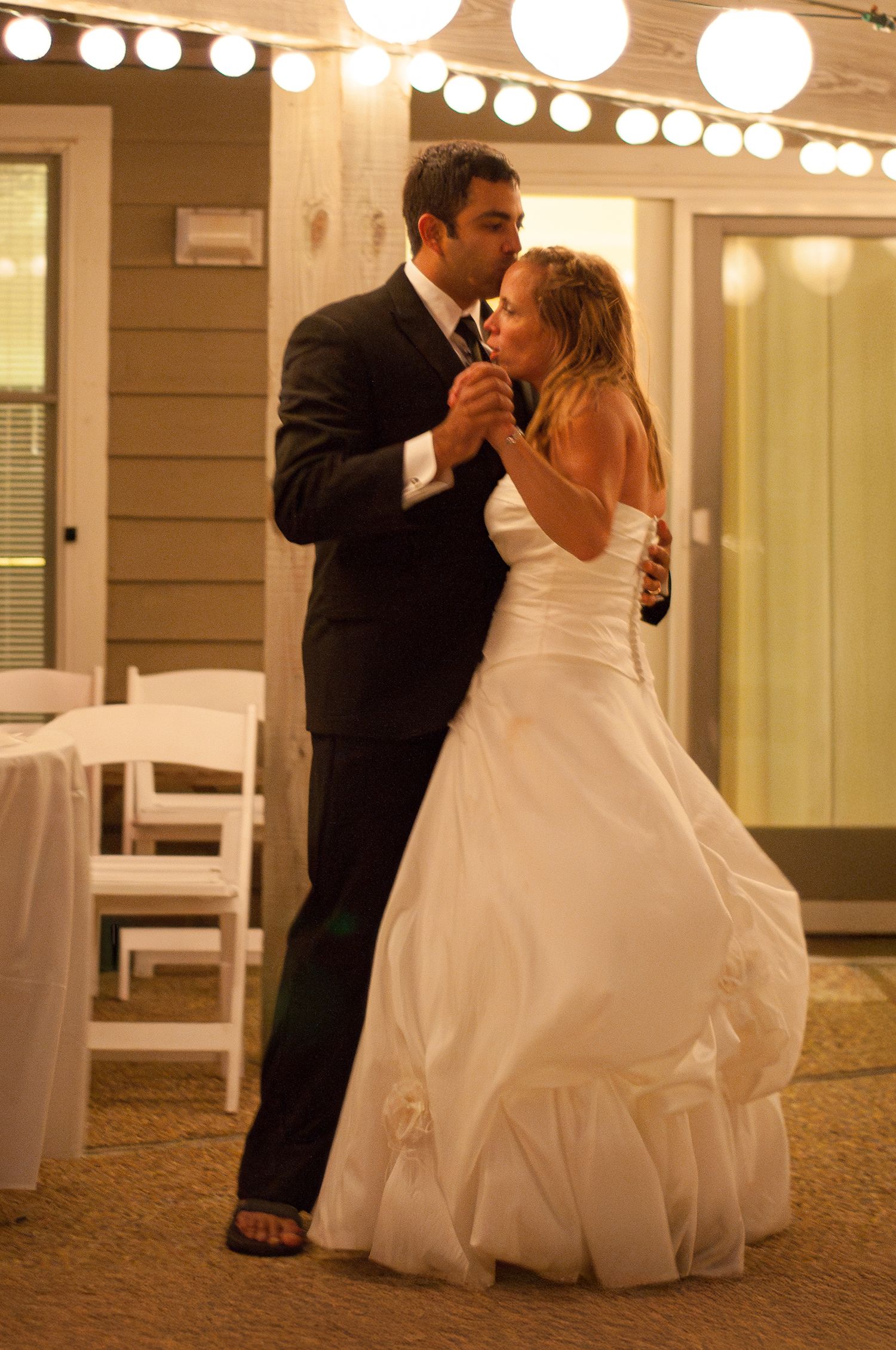 Portrait of a couple at their wedding during their first dance