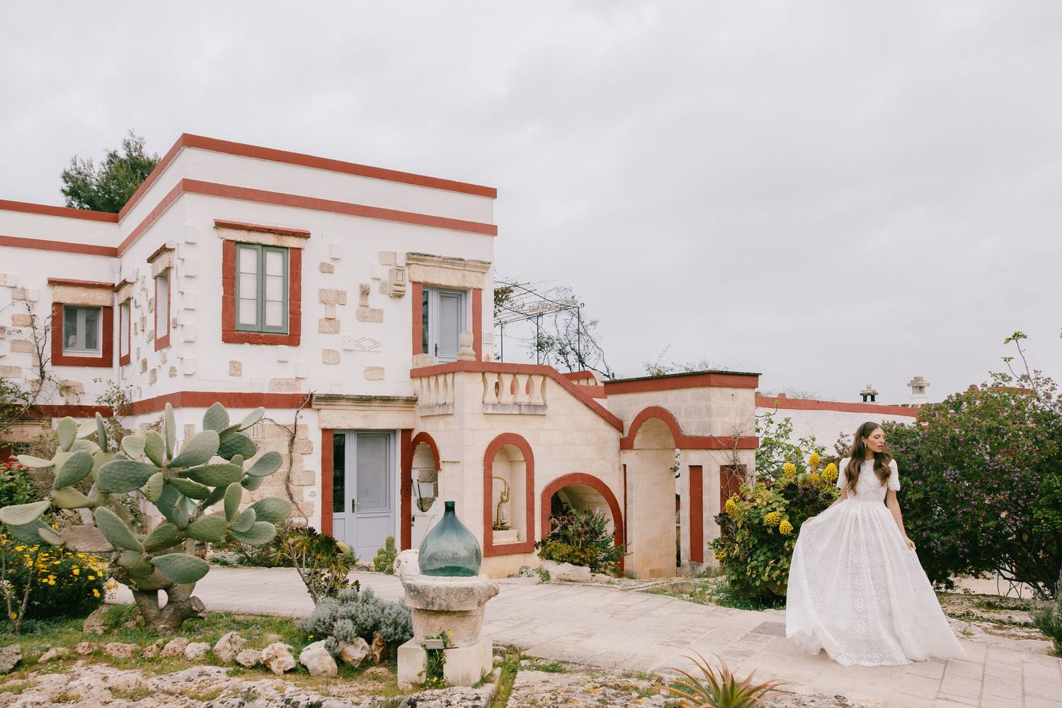 Bride and groom at Scuderie San Giorgio during a sophisticated wedding celebration.