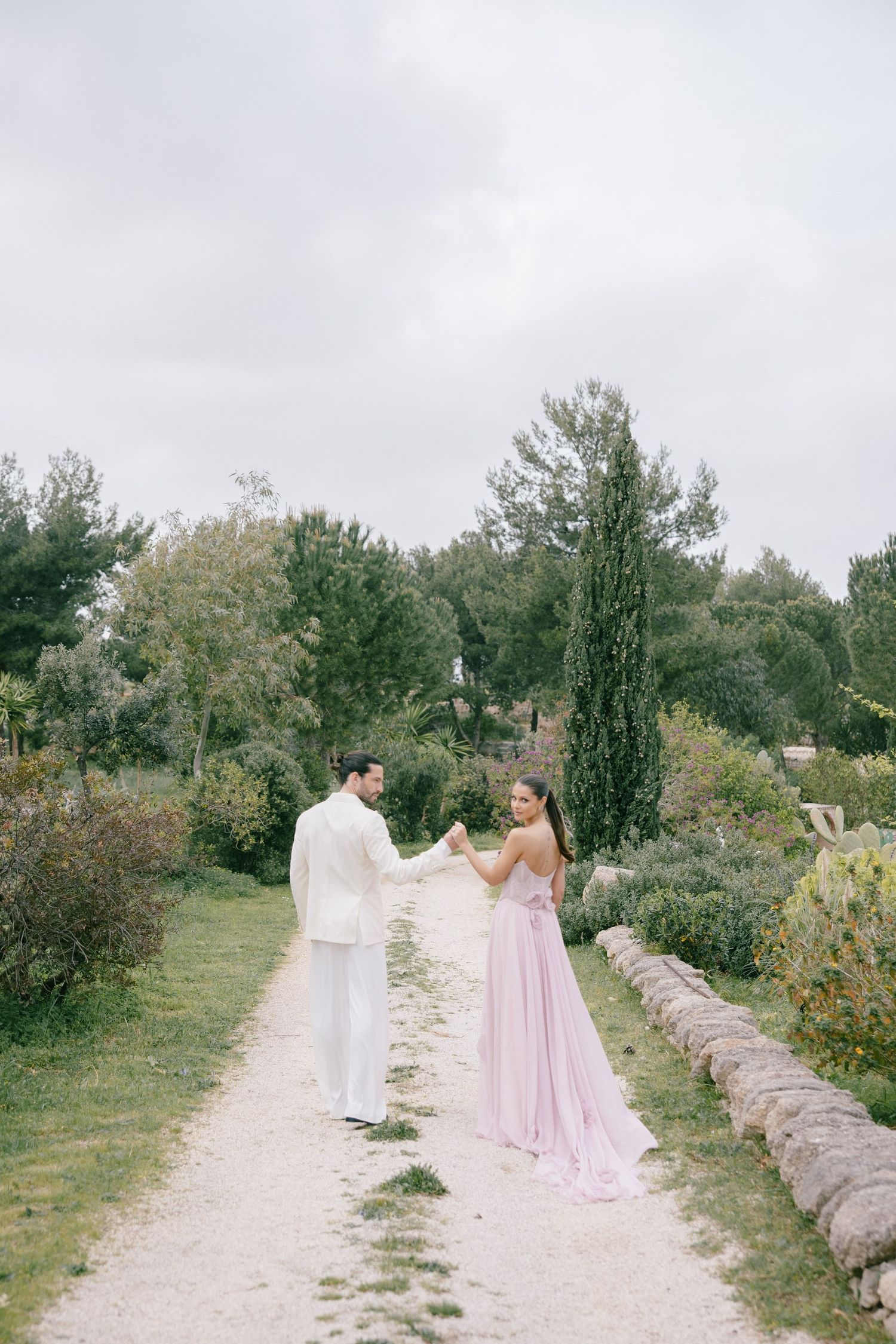 Romantic destination wedding photography in Lucca’s historic city center