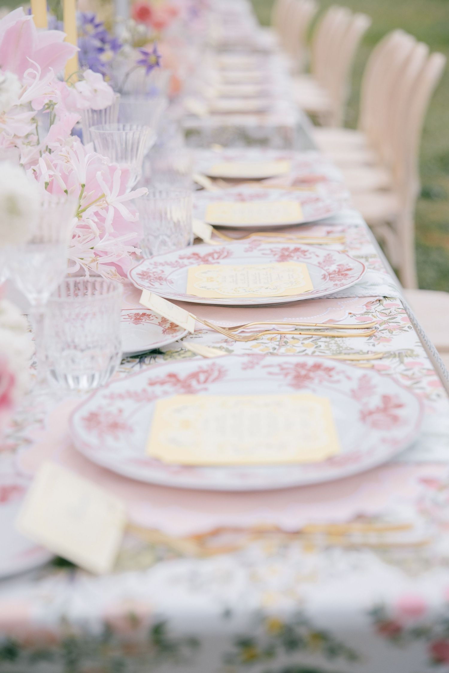 Elegant wedding ceremony surrounded by the Tuscan hills near San Gimignano