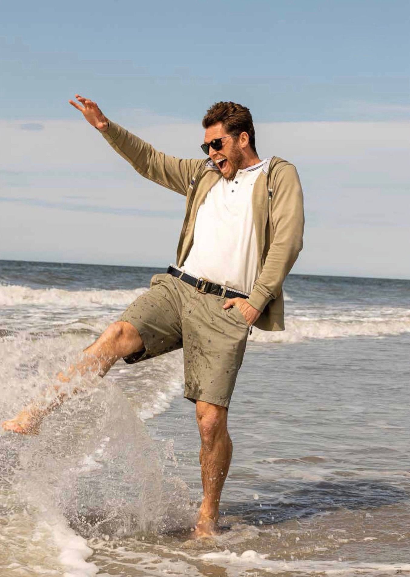 Peter Schotting enjoying the waves at the beach, casual summer fashion, lifestyle campaign photography