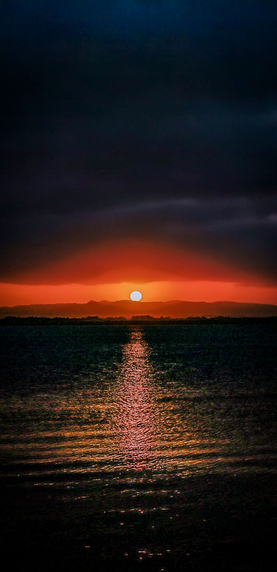 Sun in dusk almost gone for the day