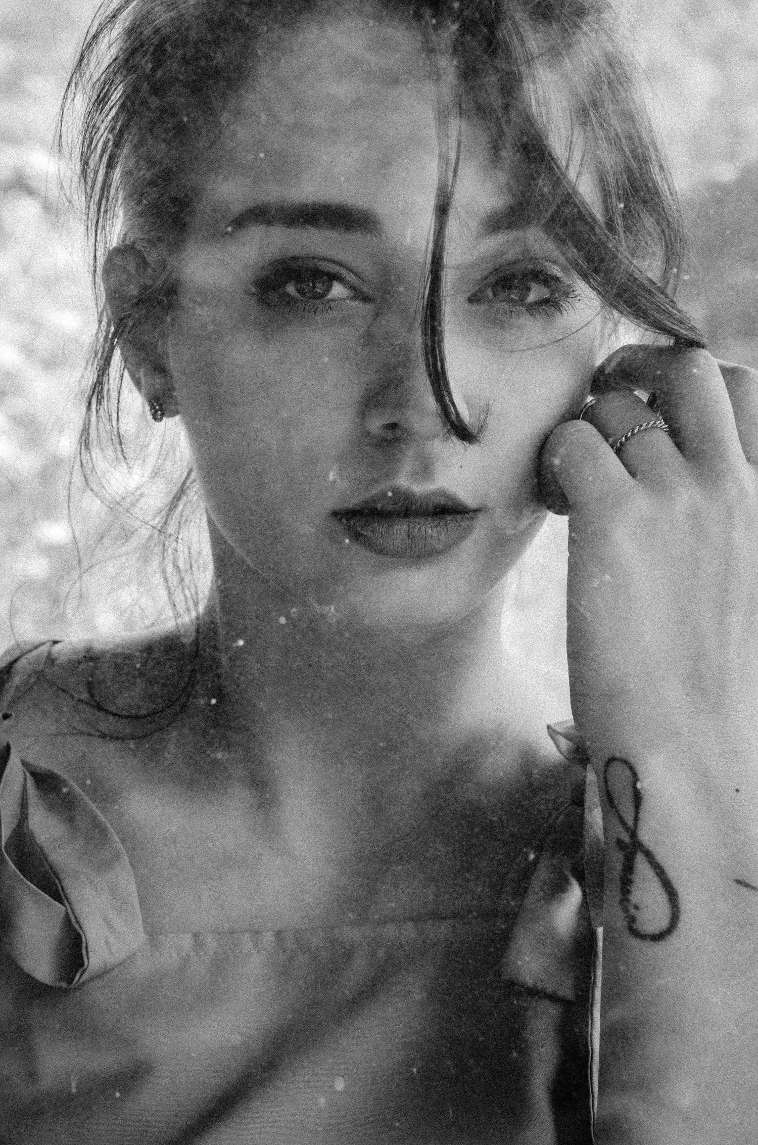 Portrait einer Frau, hinter Scheibe, Bern, Portrait