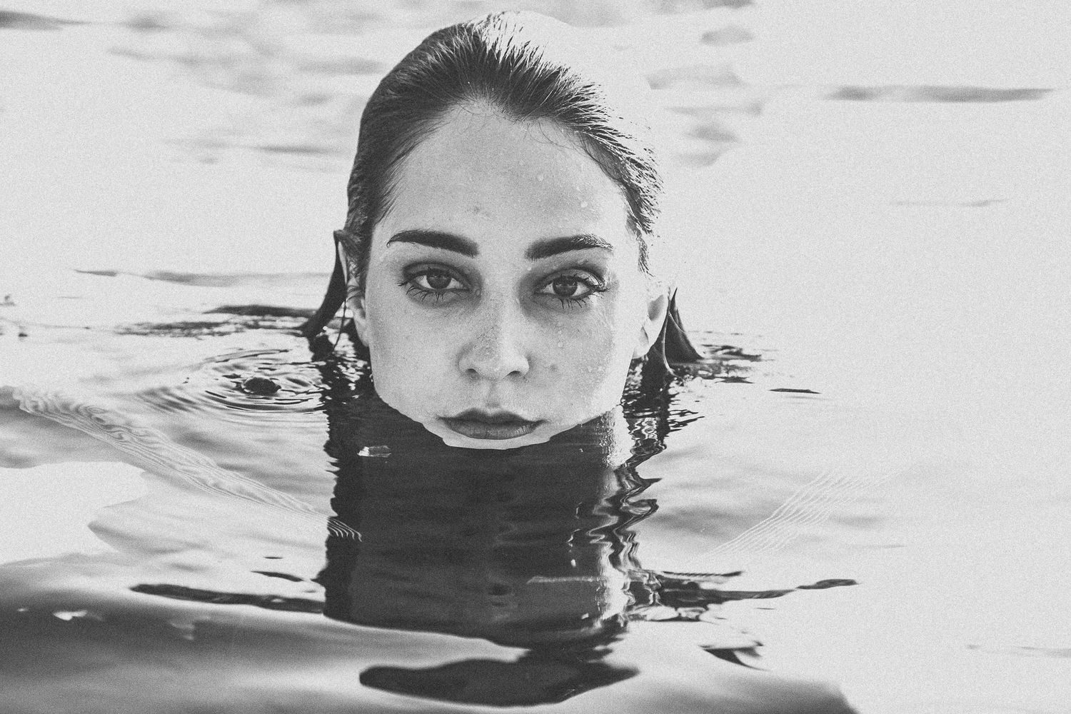 Frau im Wasser, schwarz weiss, Portrait