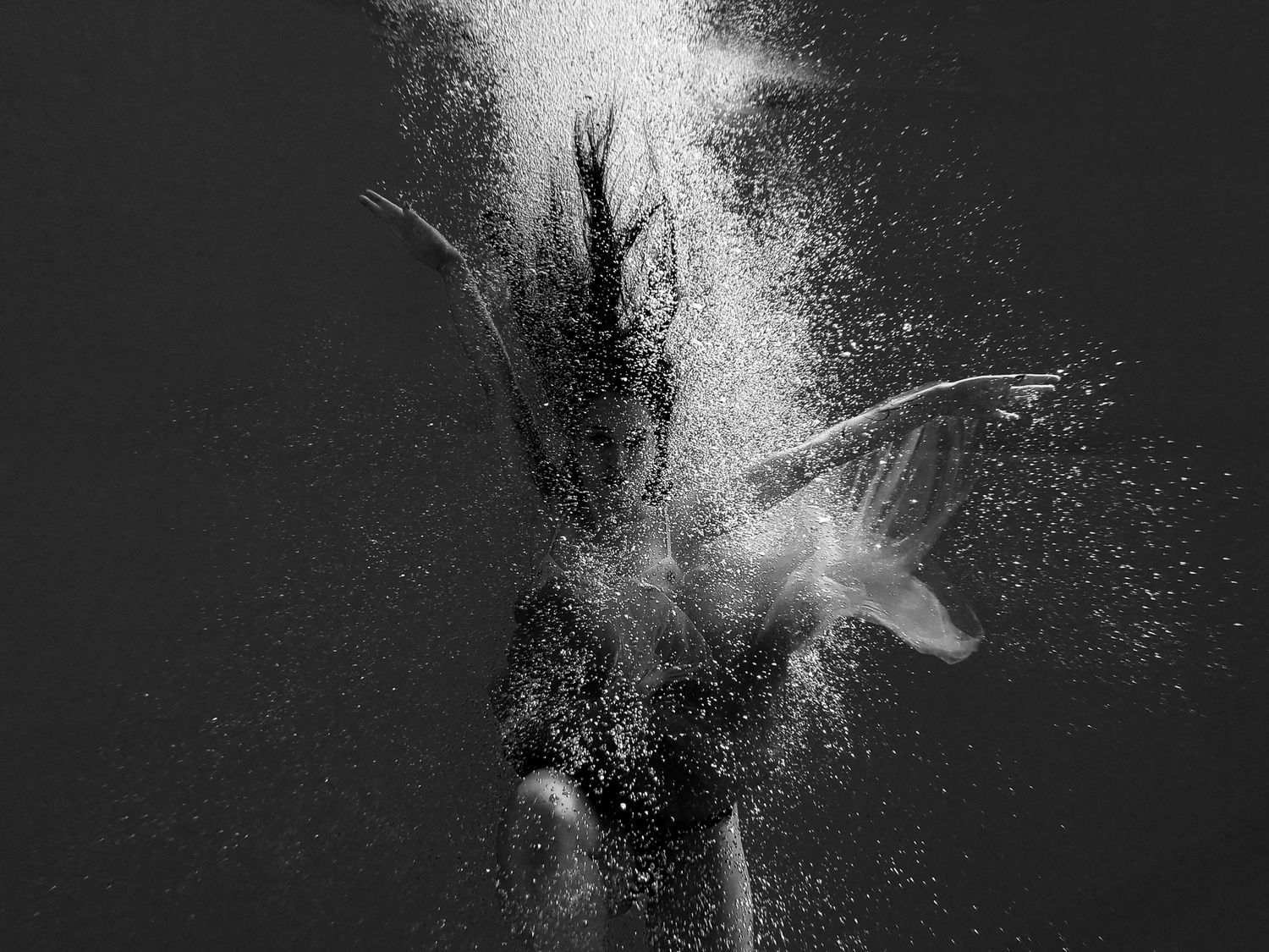 Frau im Wasser, schwarz weiss, Portrait