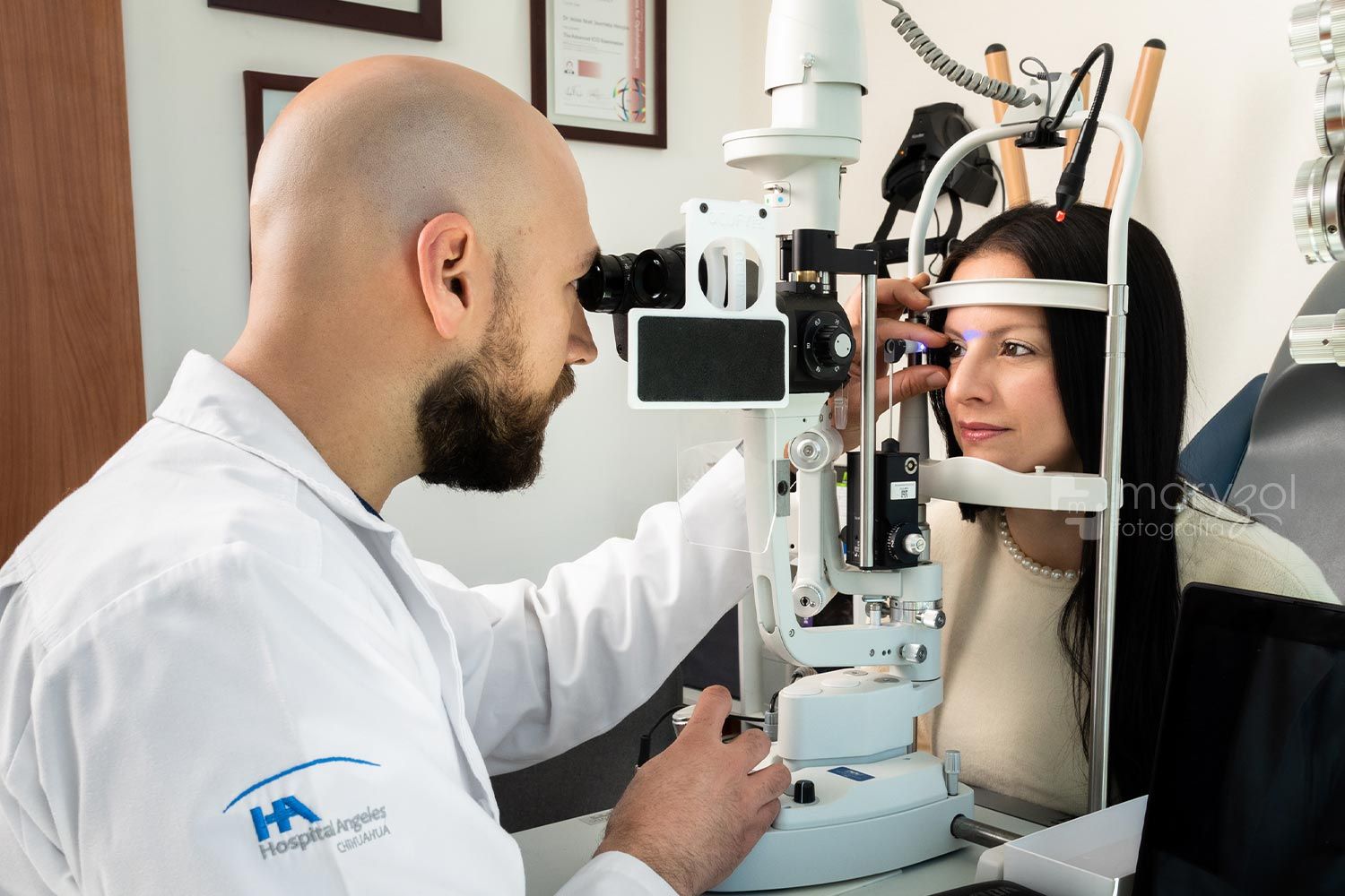 Doctor haciendo examen de la vista a paciente.